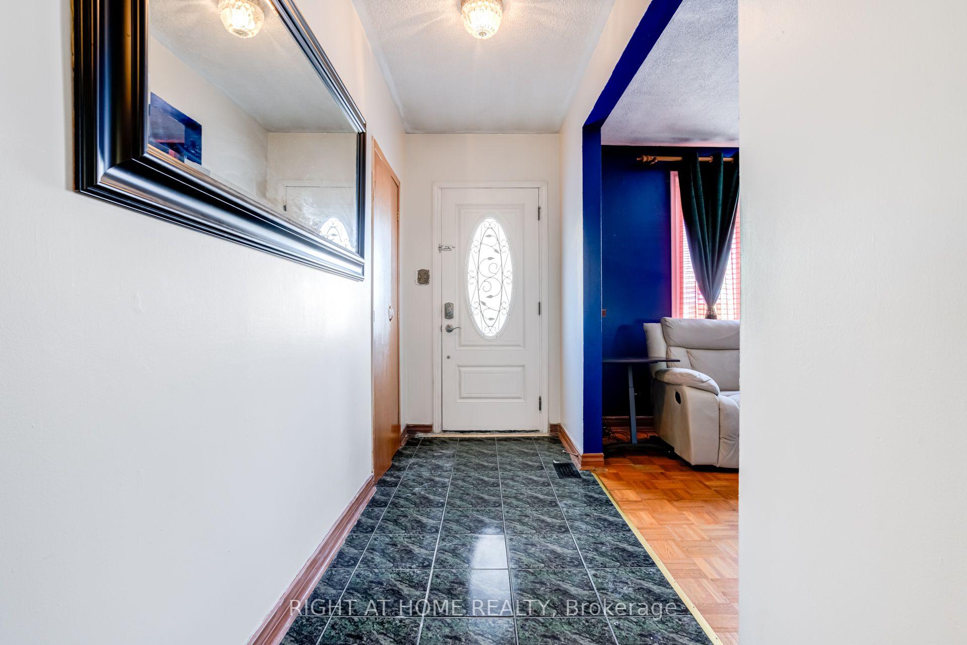 Photo 2 of 4 Leslie Street, Brampton, Northwood Park — HOMEH