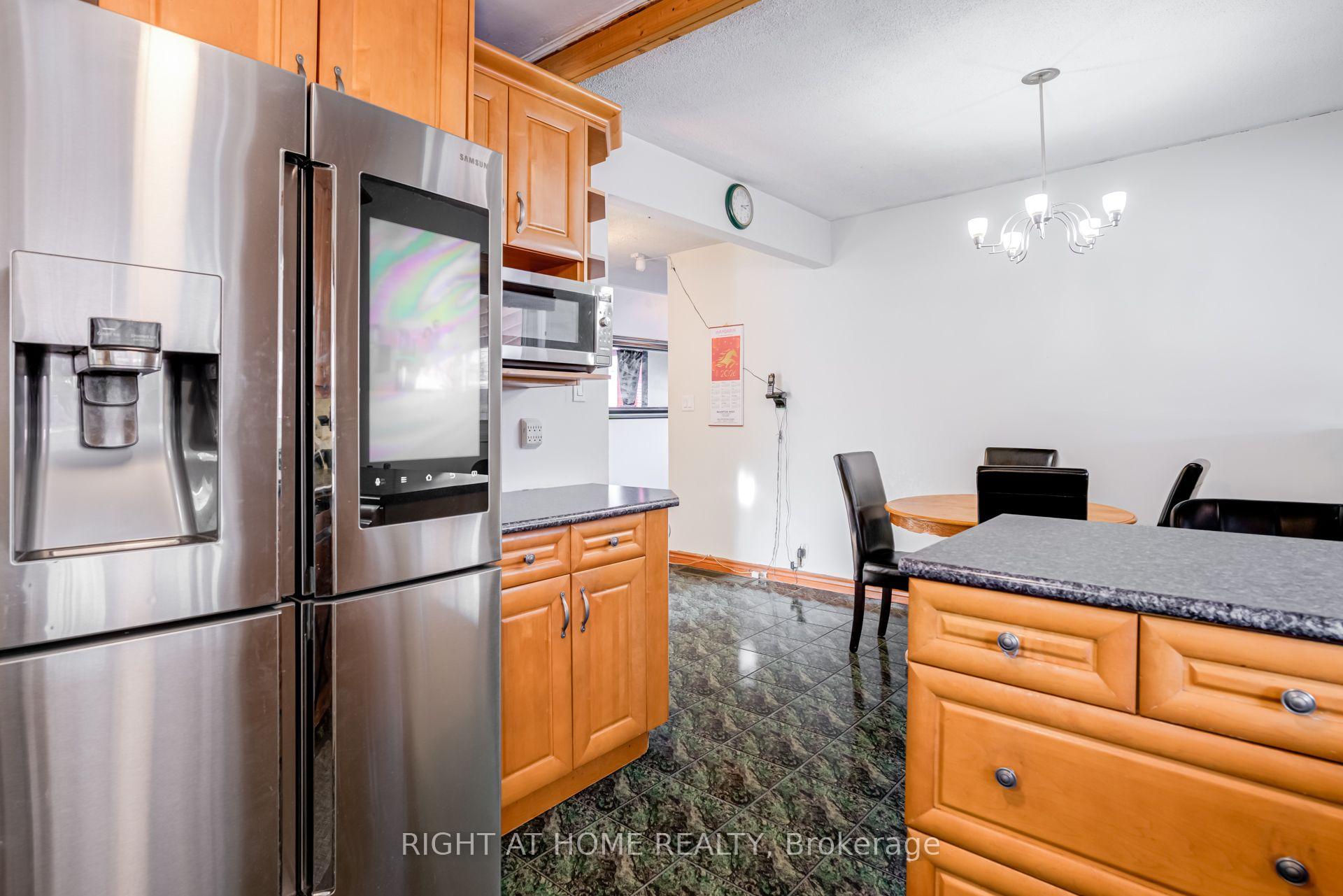 Photo 8 of 4 Leslie Street, Brampton, Northwood Park — HOMEH