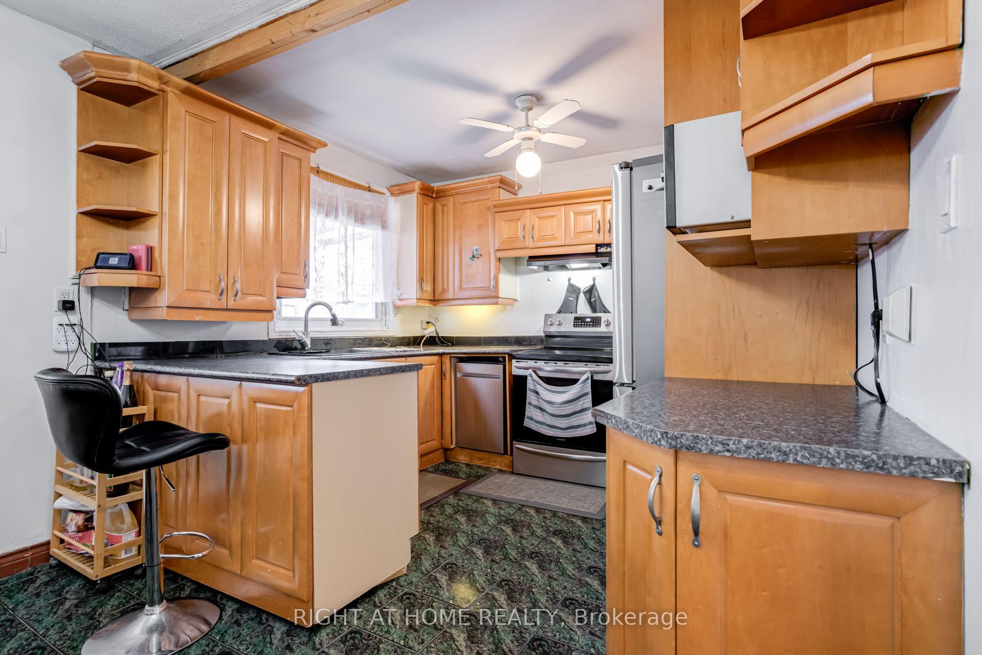 Photo 9 of 4 Leslie Street, Brampton, Northwood Park — HOMEH