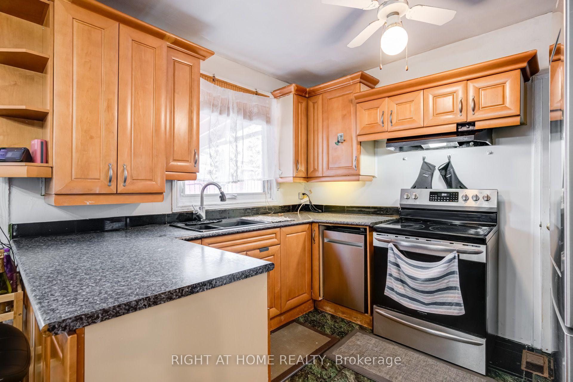 Photo 10 of 4 Leslie Street, Brampton, Northwood Park — HOMEH
