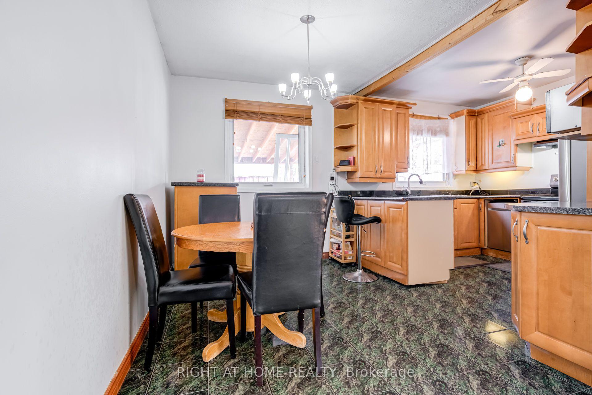 Photo 11 of 4 Leslie Street, Brampton, Northwood Park — HOMEH
