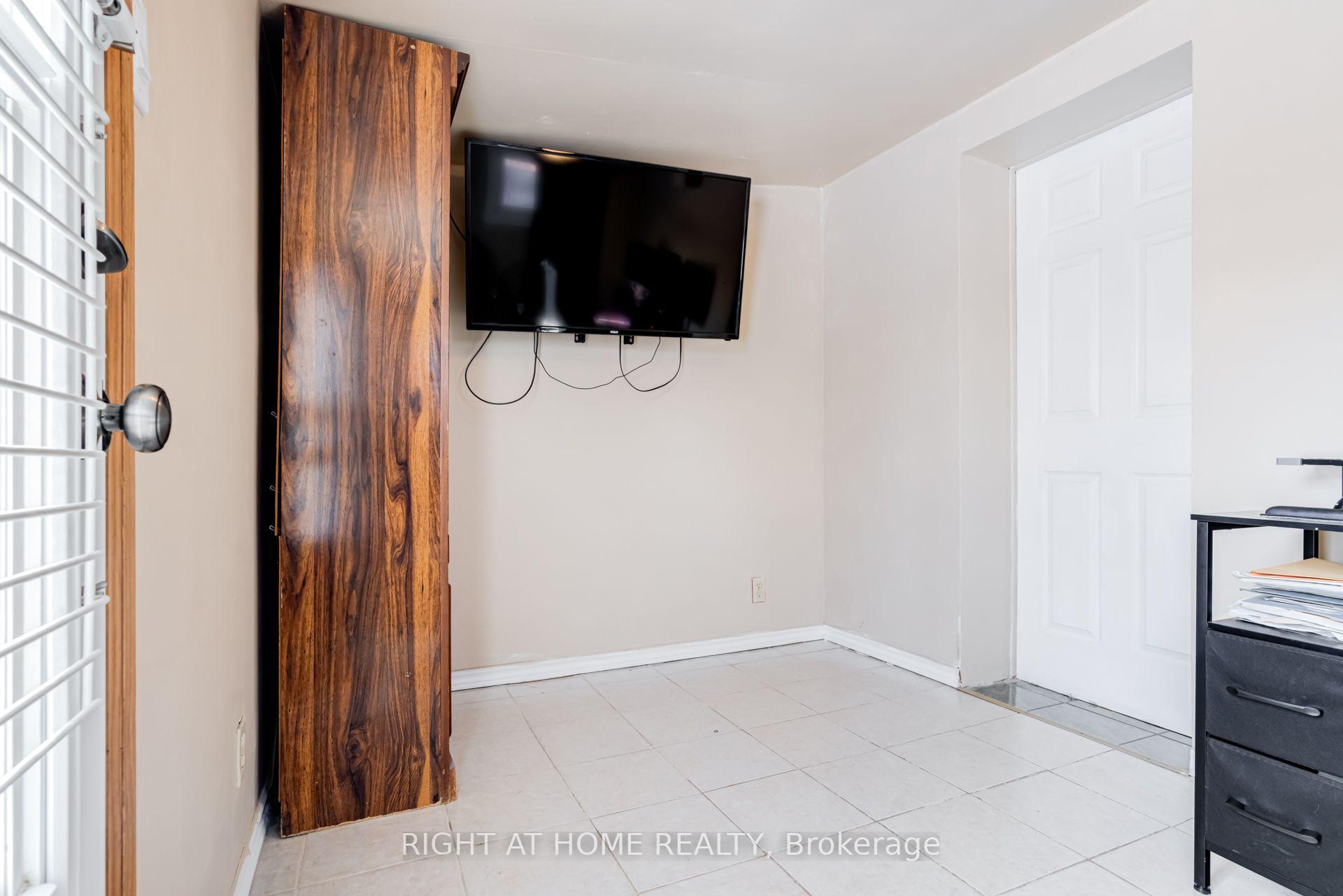 Photo 12 of 4 Leslie Street, Brampton, Northwood Park — HOMEH