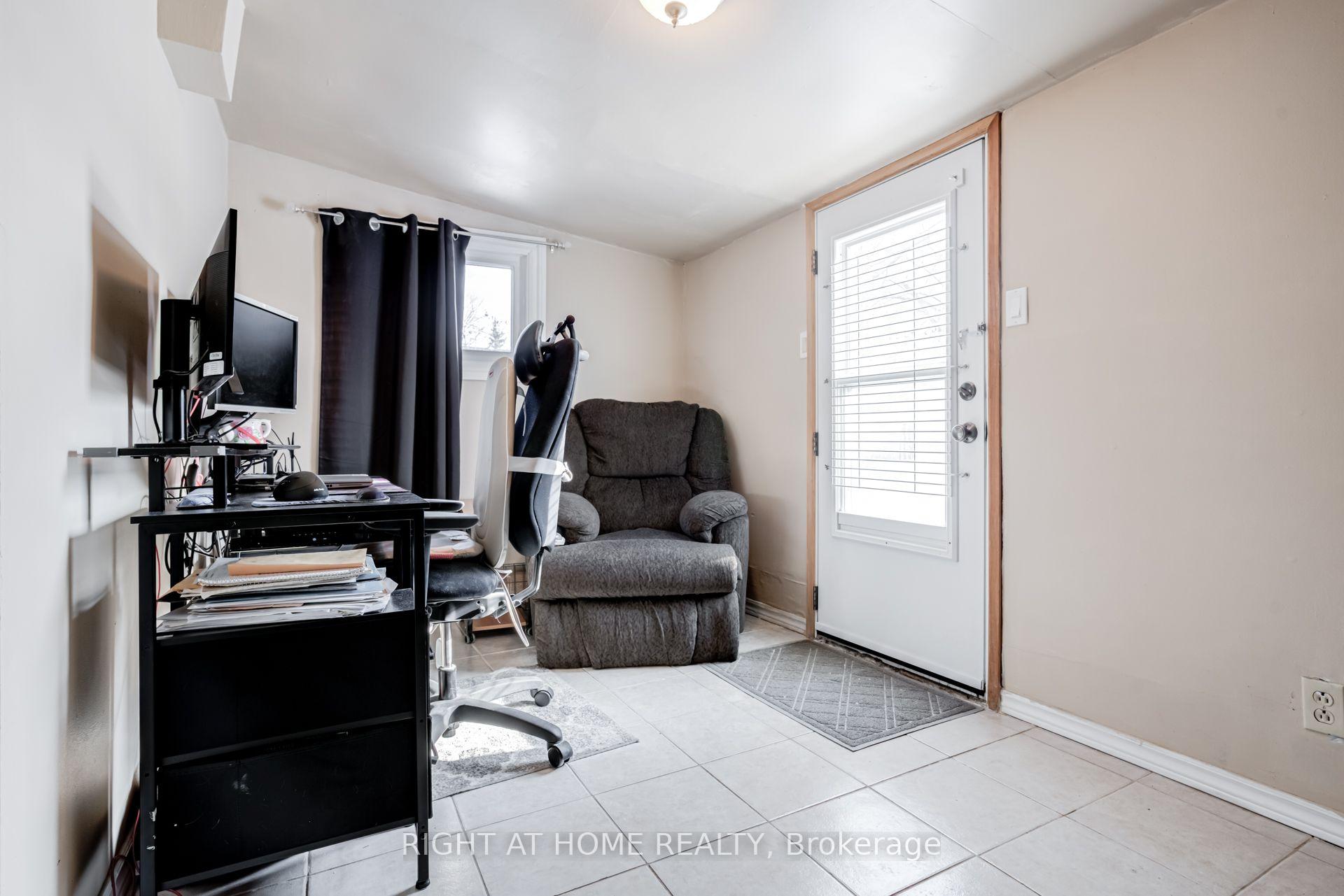 Photo 13 of 4 Leslie Street, Brampton, Northwood Park — HOMEH