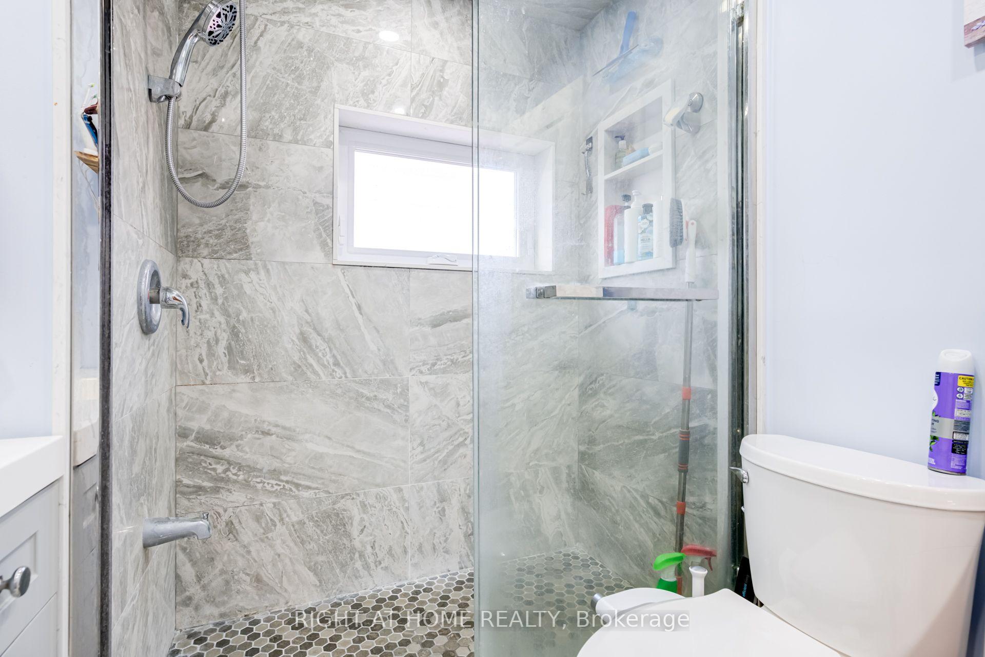 Photo 16 of 4 Leslie Street, Brampton, Northwood Park — HOMEH