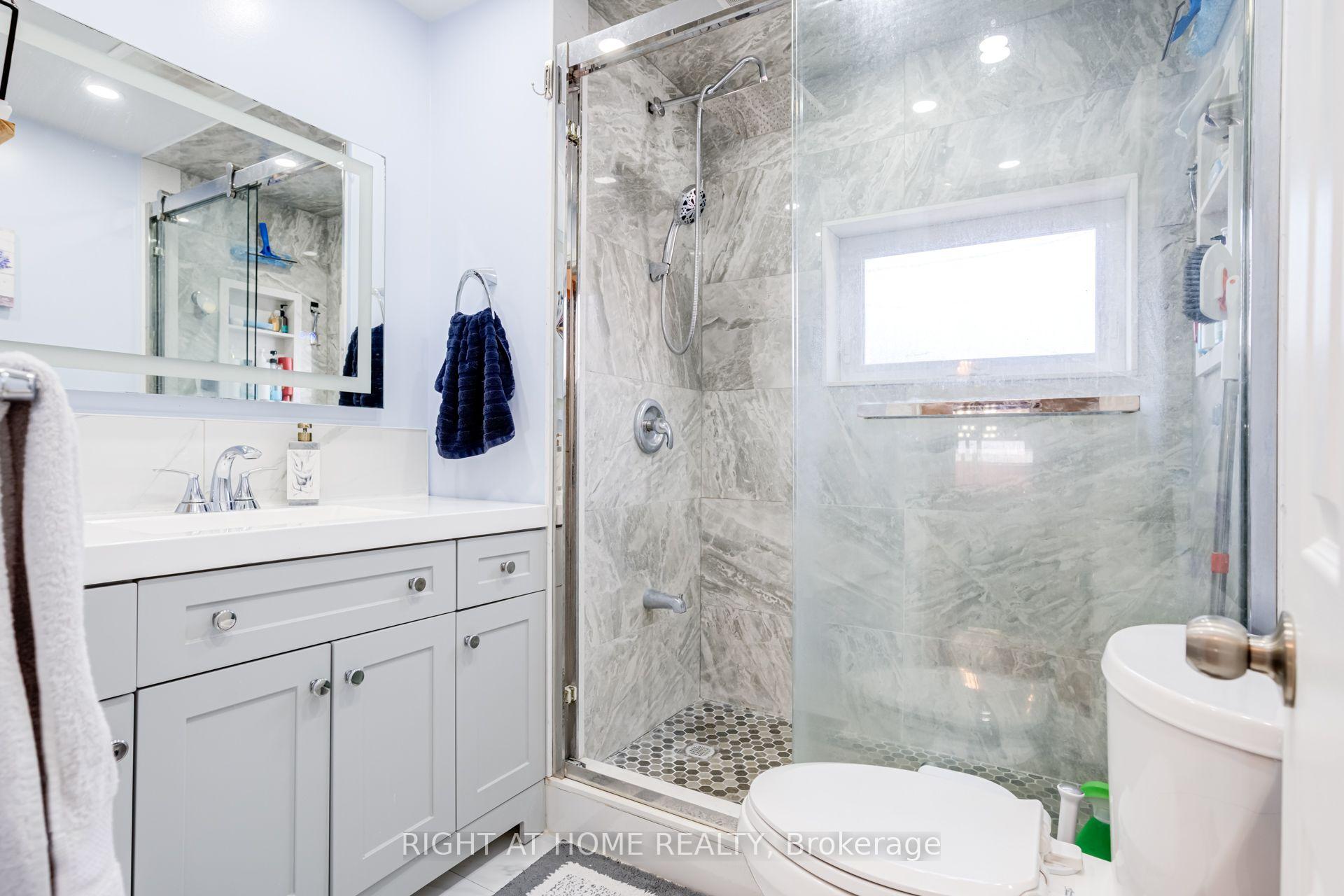 Photo 17 of 4 Leslie Street, Brampton, Northwood Park — HOMEH