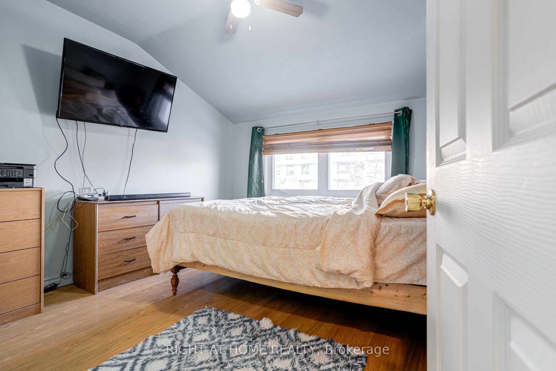 Photo 18 of 4 Leslie Street, Brampton, Northwood Park — HOMEH