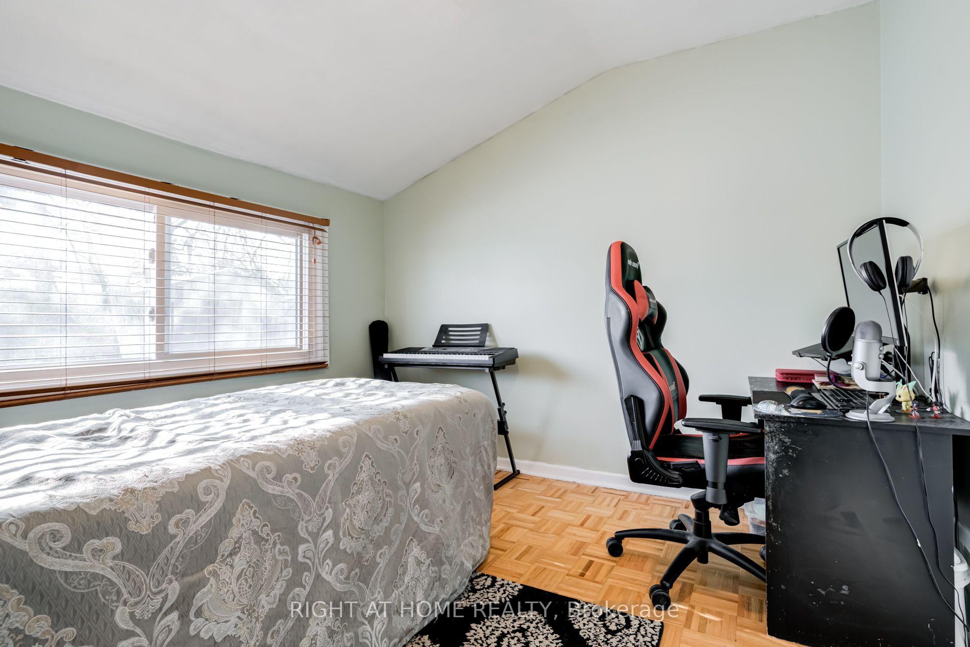 Photo 20 of 4 Leslie Street, Brampton, Northwood Park — HOMEH