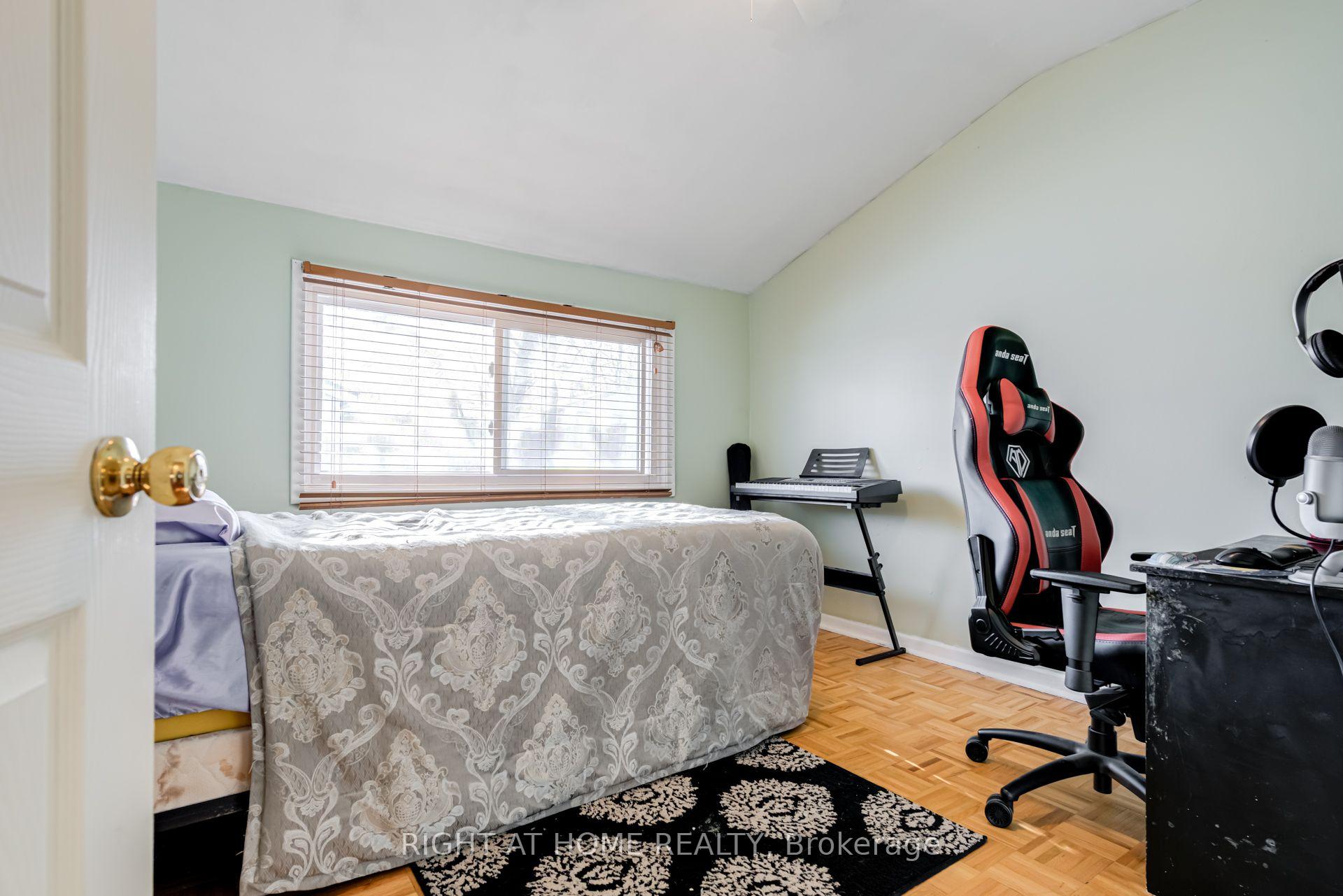 Photo 21 of 4 Leslie Street, Brampton, Northwood Park — HOMEH