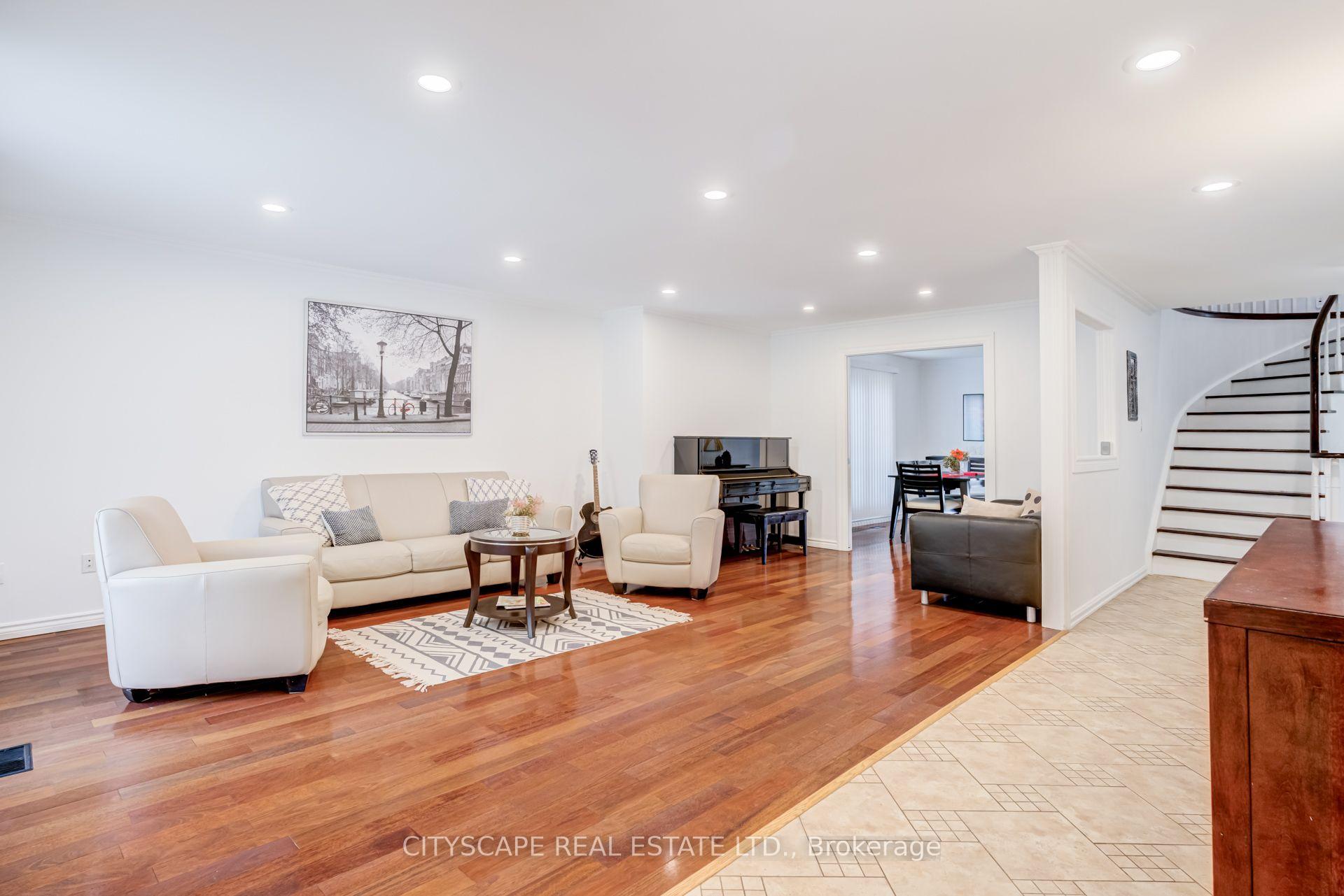 Photo 3 of 34 Highgate Drive, Markham, Milliken Mills West — HOMEH