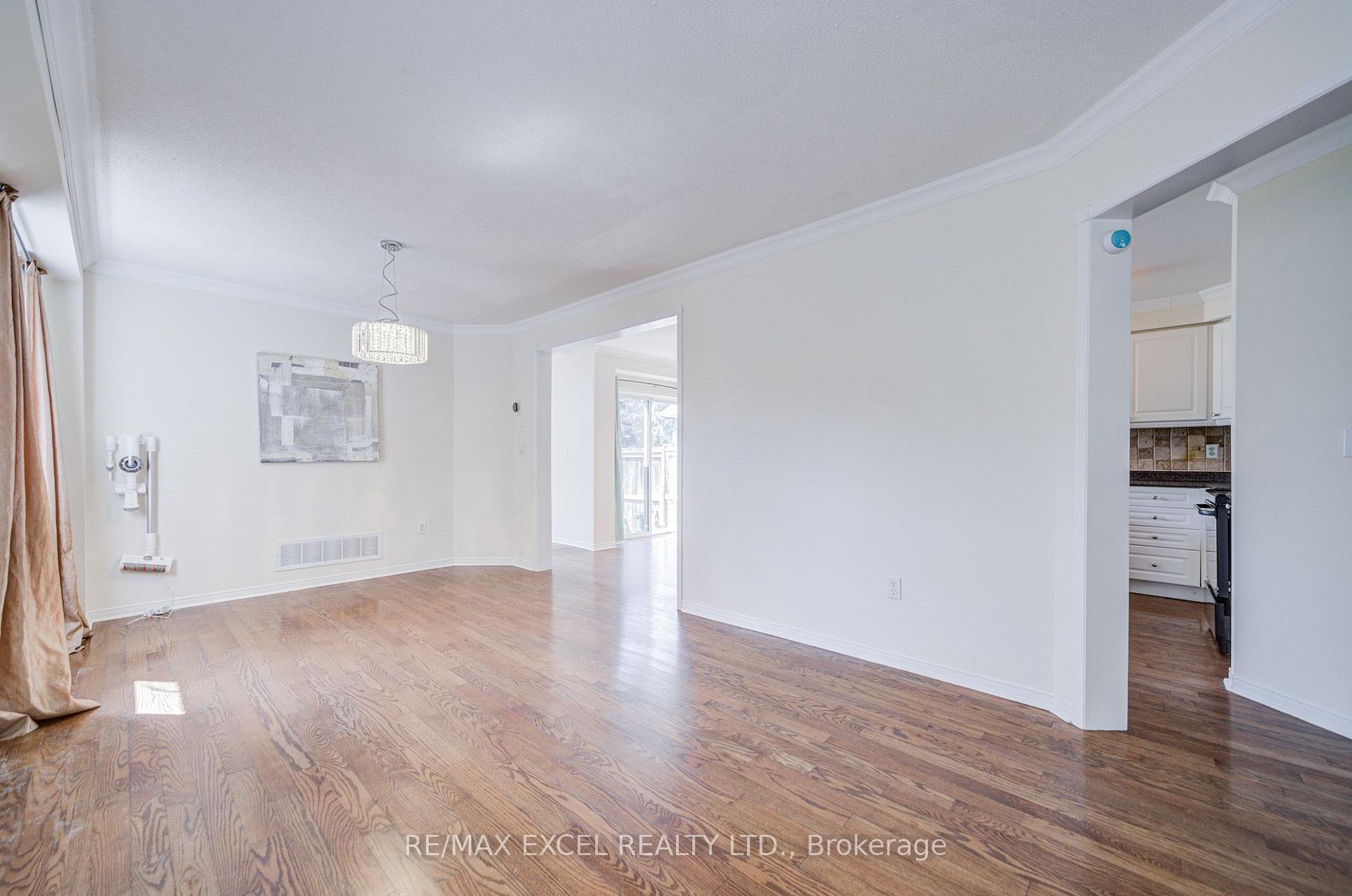 Photo 9 of 43 Beaumaris Crescent, Whitby, Brooklin — HOMEH