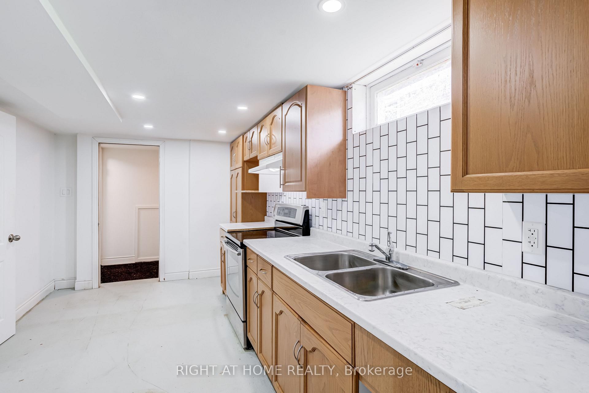 Photo 17 of 17 Toulon Crescent, London, East I — HOMEH