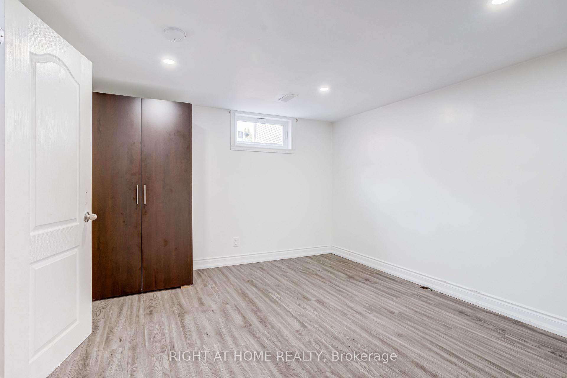 Photo 19 of 17 Toulon Crescent, London, East I — HOMEH