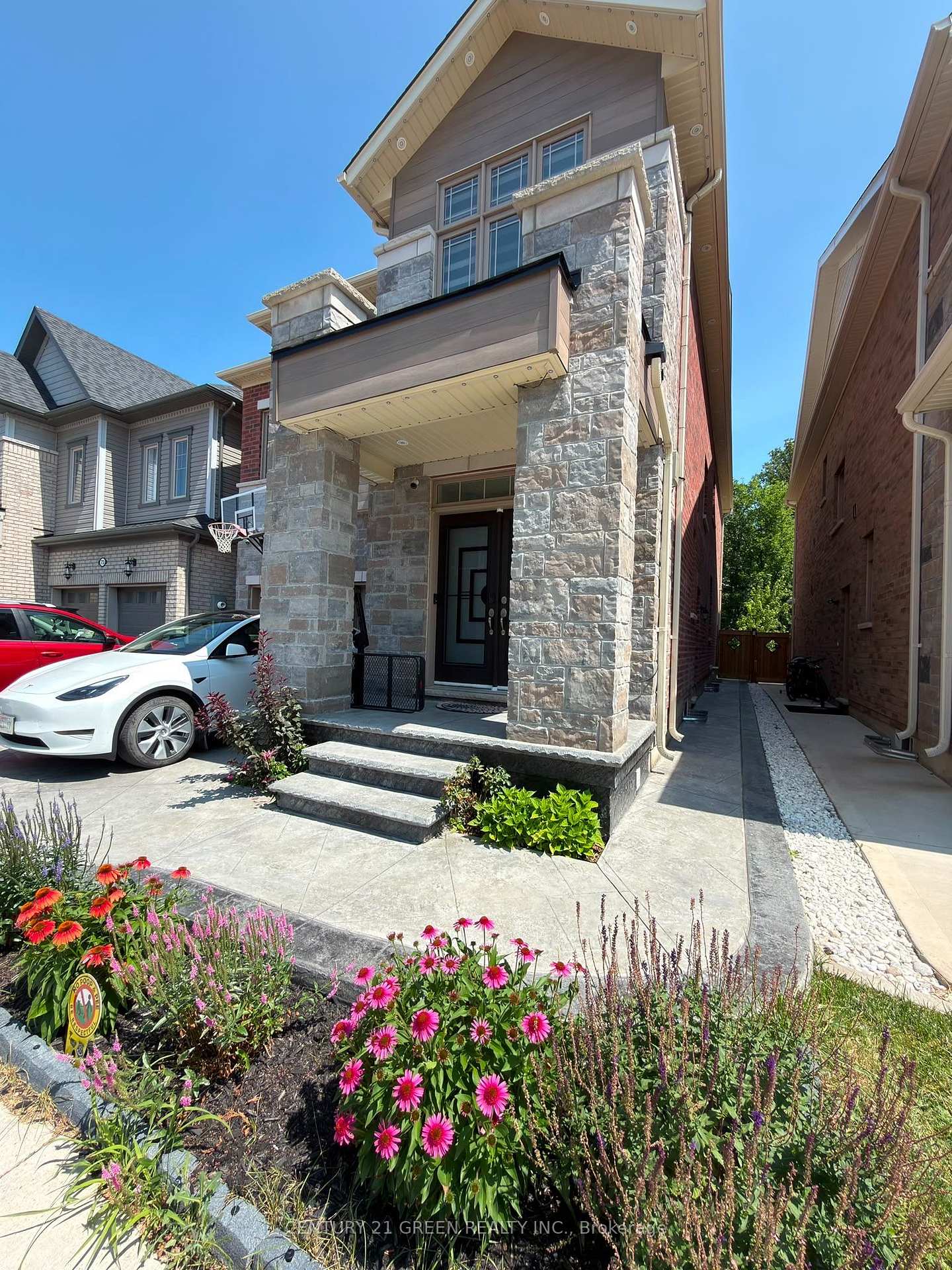 Photo 2 of Unit MAIN, 71 Eberly Woods Drive, Caledon, Rural Caledon — HOMEH