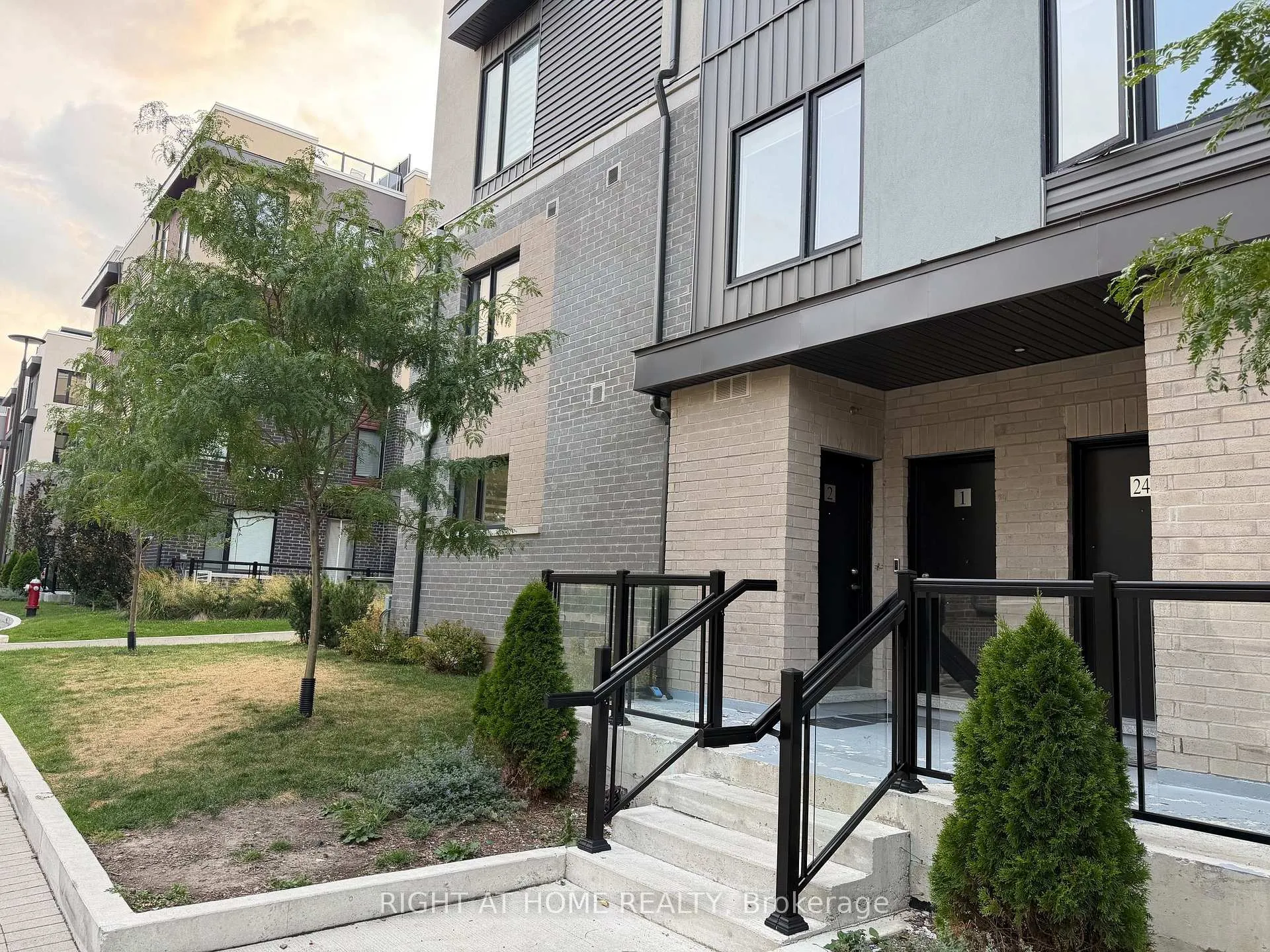 Photo 2 of Unit 2, 3562 Colonial Drive, Mississauga, Erin Mills — HOMEH