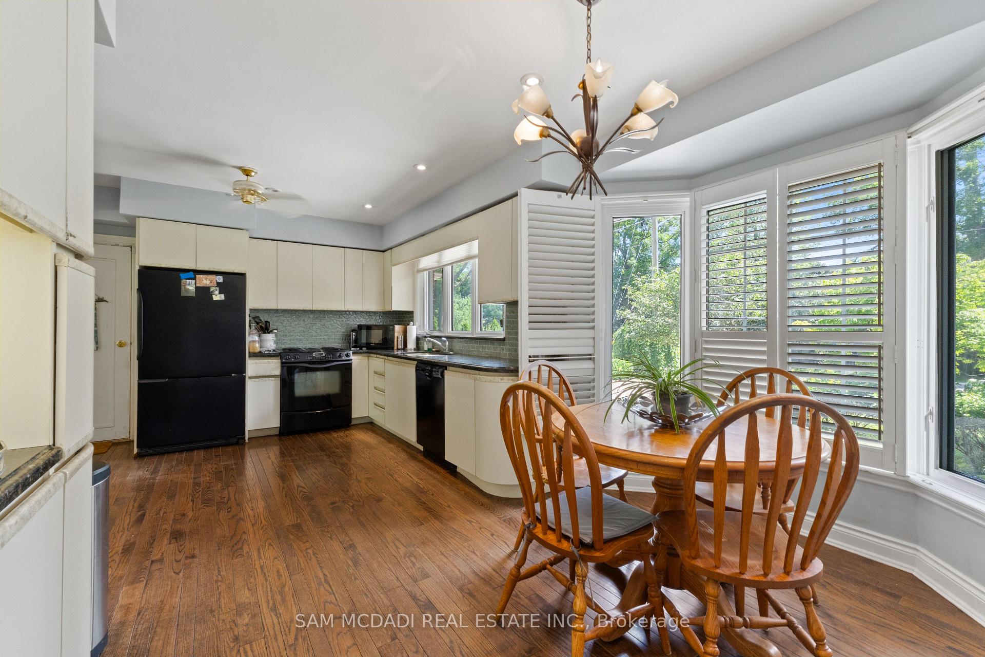 Photo 4 of 461 Temagami Crescent, Mississauga, Lorne Park — HOMEH