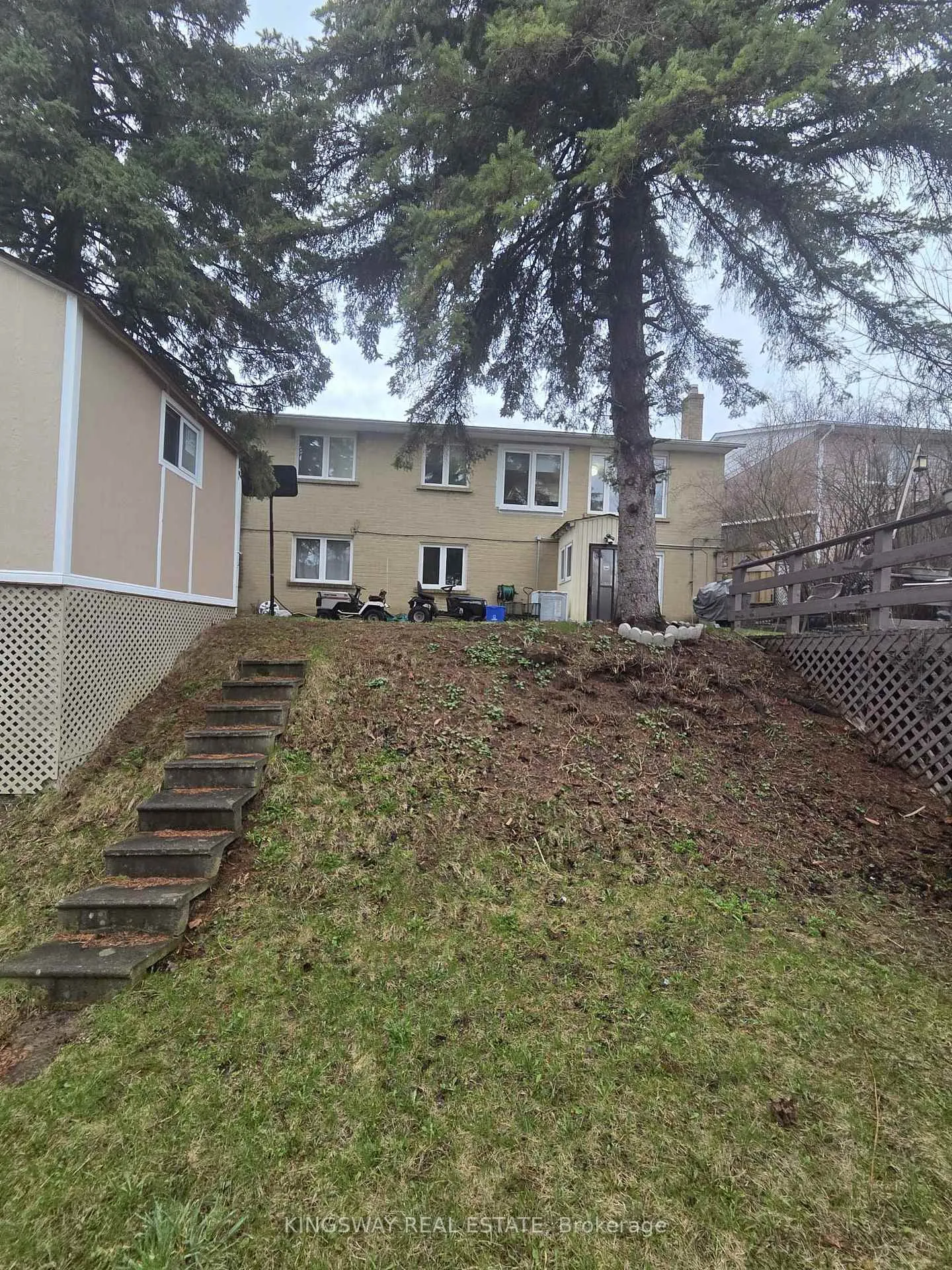 Photo 3 of 405 Dixon Boulevard, Newmarket, Central Newmarket — HOMEH