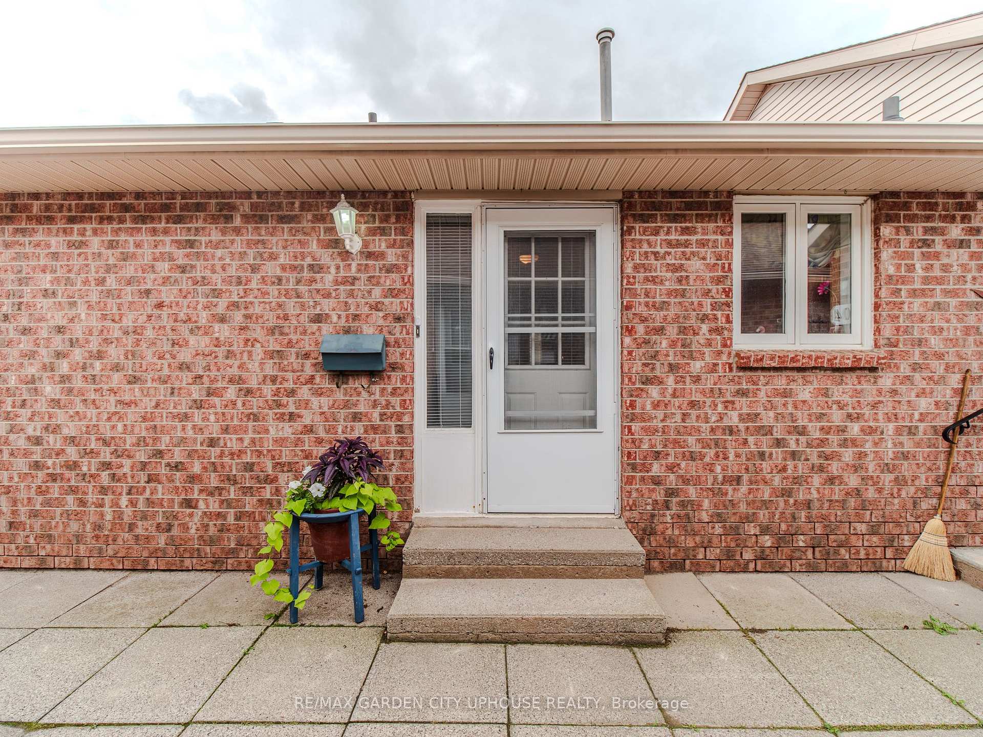 Photo 3 of 122 Bunting Road, St. Catharines, E. Chester — HOMEH