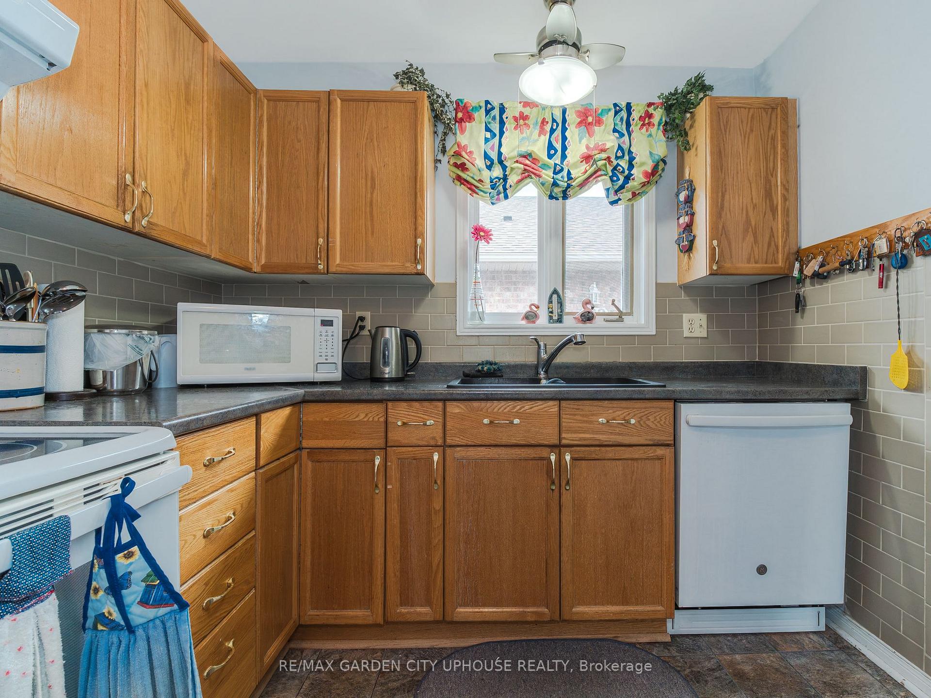 Photo 10 of 122 Bunting Road, St. Catharines, E. Chester — HOMEH