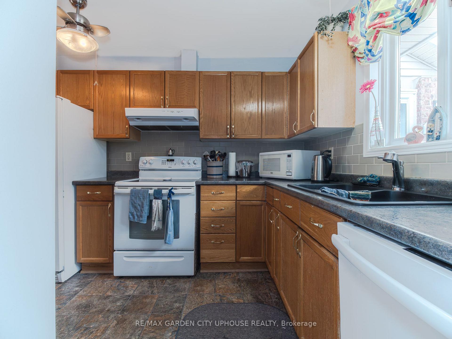 Photo 11 of 122 Bunting Road, St. Catharines, E. Chester — HOMEH