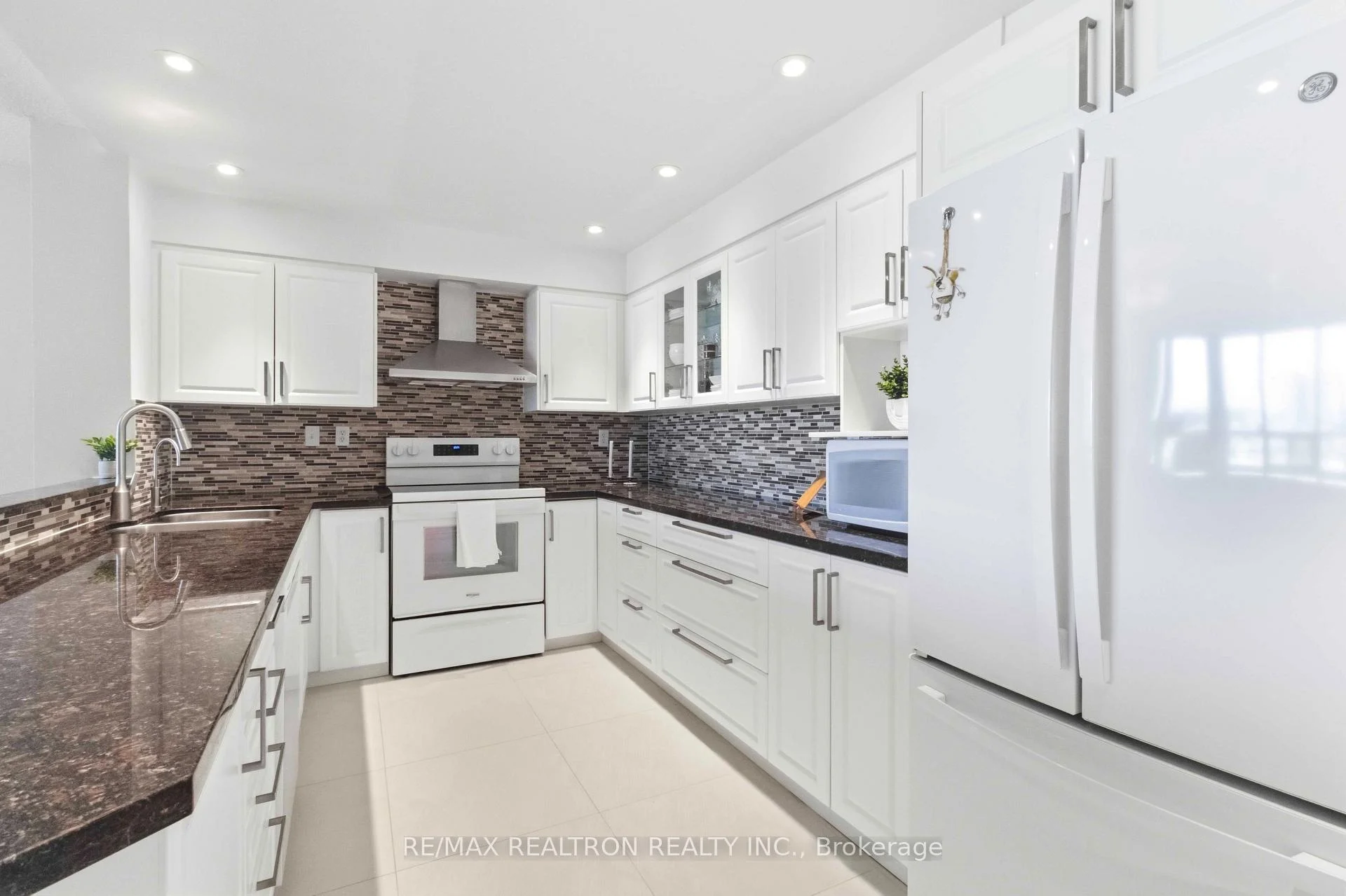 Photo 32 of Unit 812, 7420 Bathurst Street, Vaughan, Brownridge — HOMEH