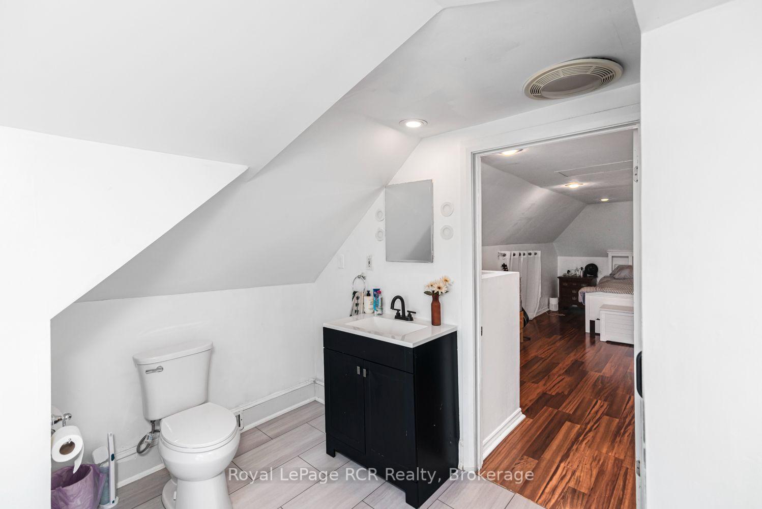 Photo 32 of 52 Cameron Avenue S, Hamilton, Bartonville — HOMEH