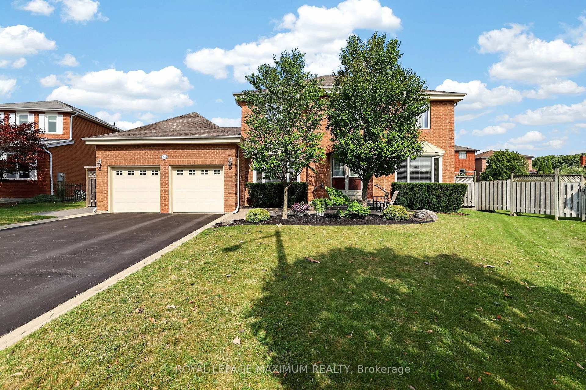 Photo 2 of 33 Whitburn Crescent, Vaughan, Maple — HOMEH