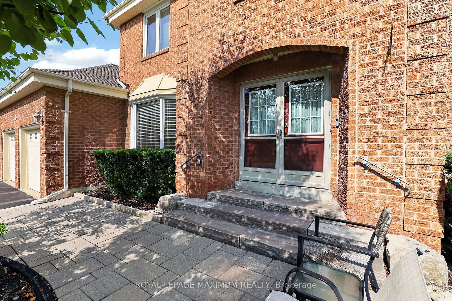 Photo 3 of 33 Whitburn Crescent, Vaughan, Maple — HOMEH