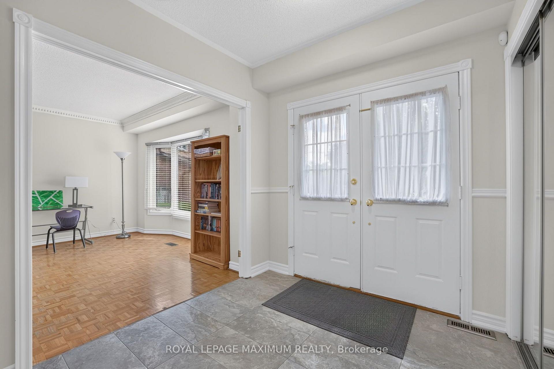 Photo 4 of 33 Whitburn Crescent, Vaughan, Maple — HOMEH