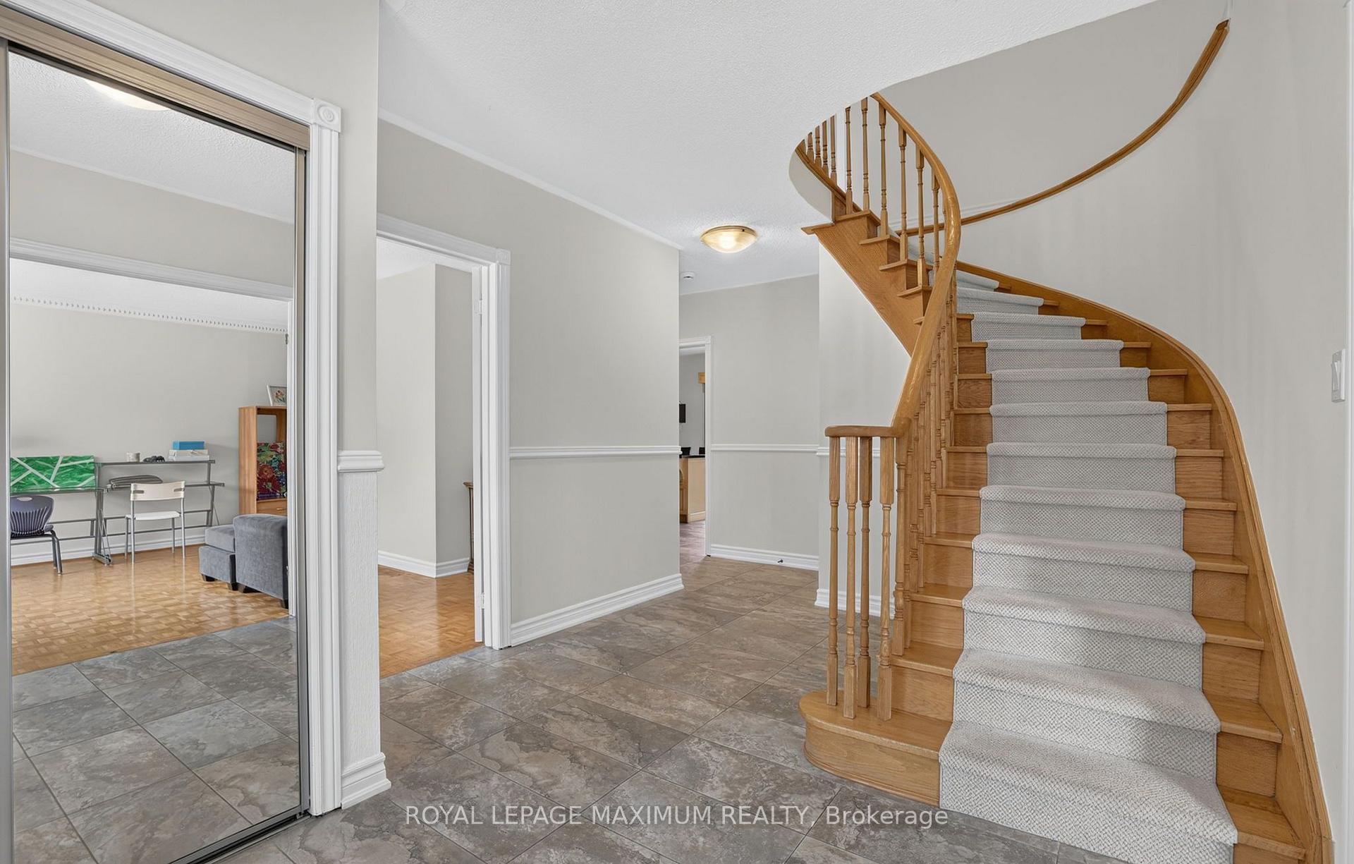 Photo 5 of 33 Whitburn Crescent, Vaughan, Maple — HOMEH