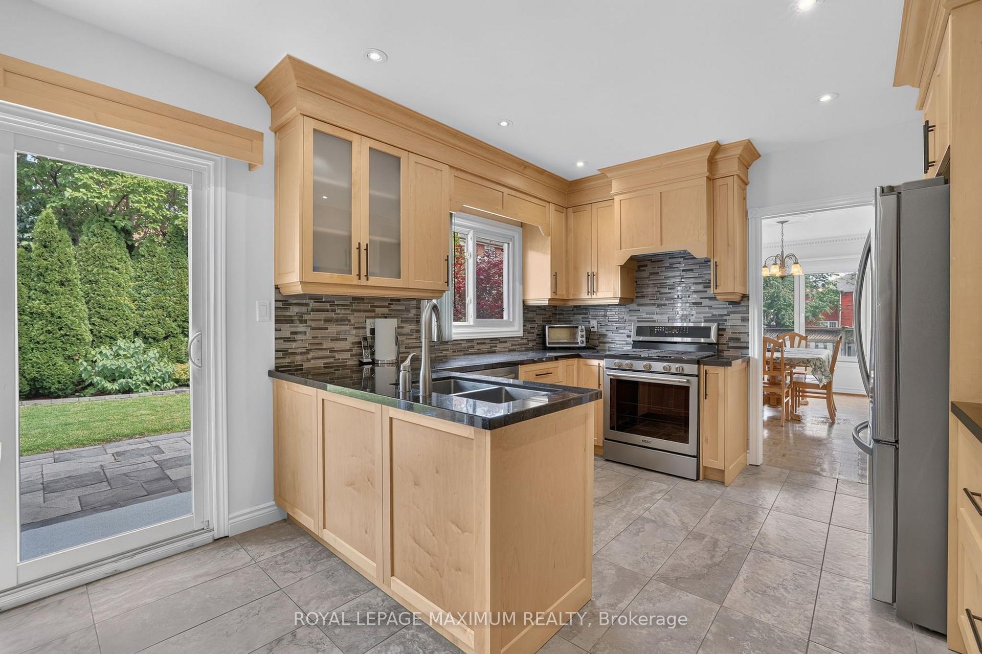 Photo 8 of 33 Whitburn Crescent, Vaughan, Maple — HOMEH