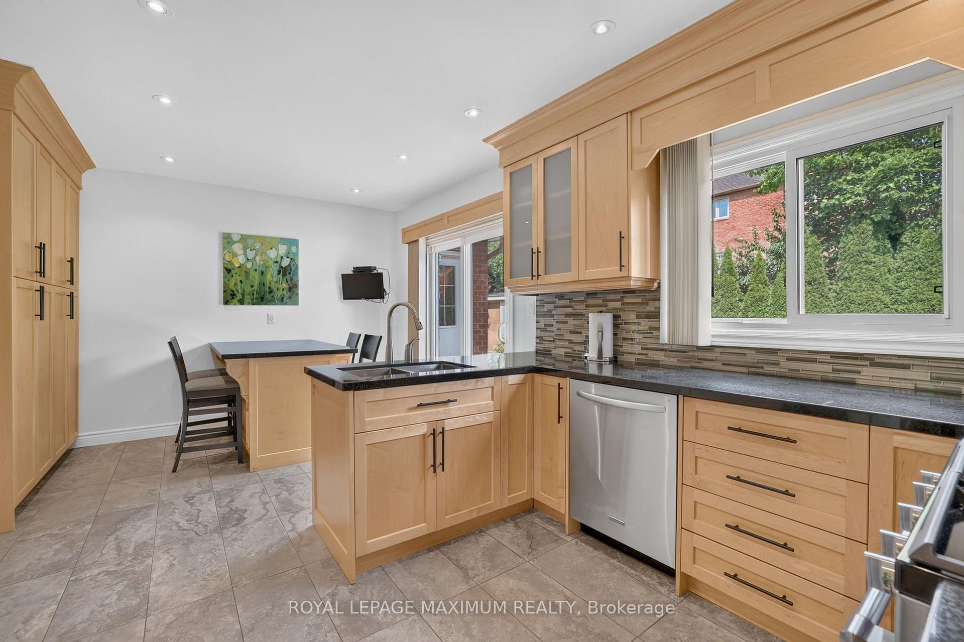 Photo 9 of 33 Whitburn Crescent, Vaughan, Maple — HOMEH