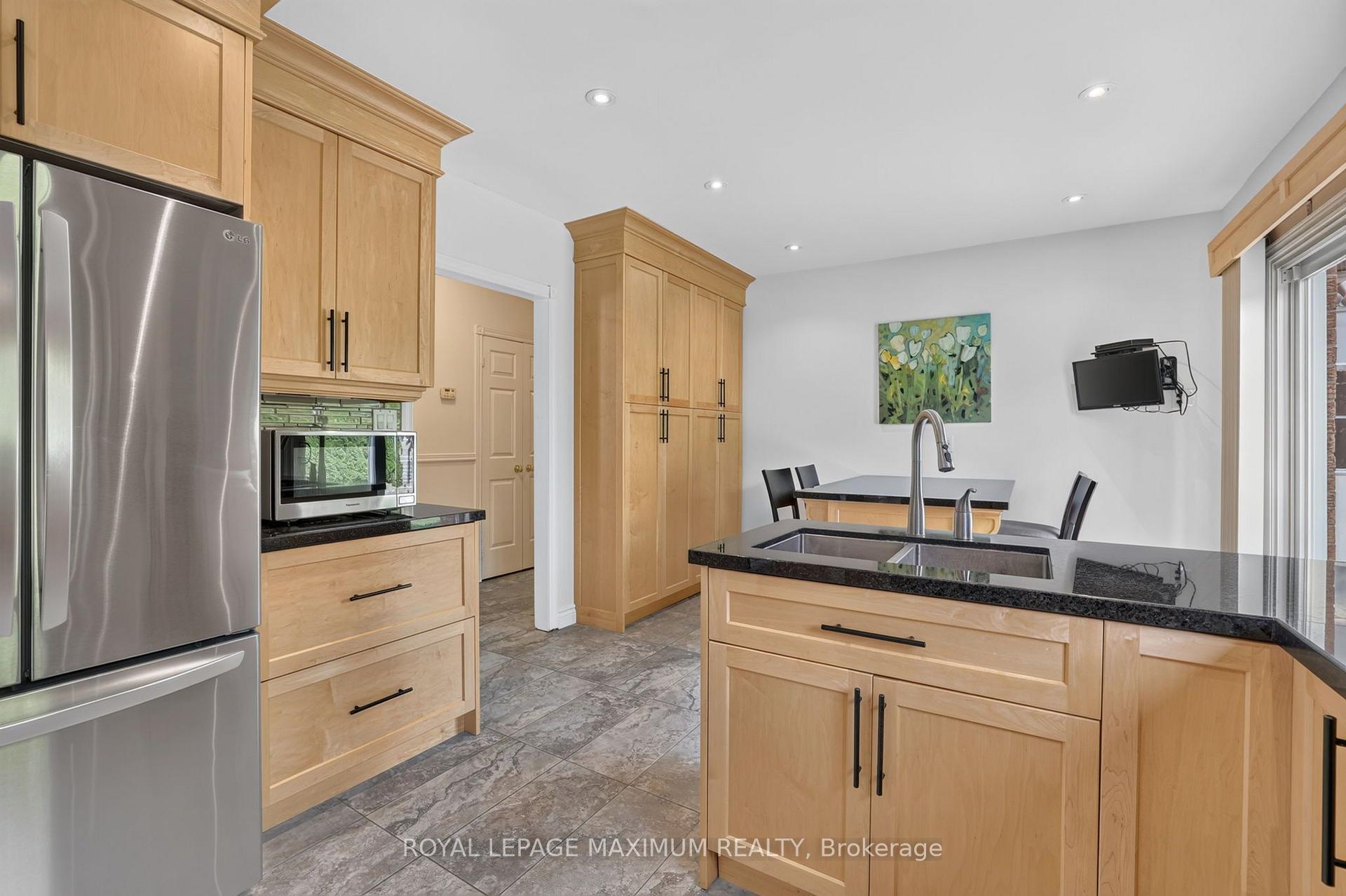 Photo 10 of 33 Whitburn Crescent, Vaughan, Maple — HOMEH