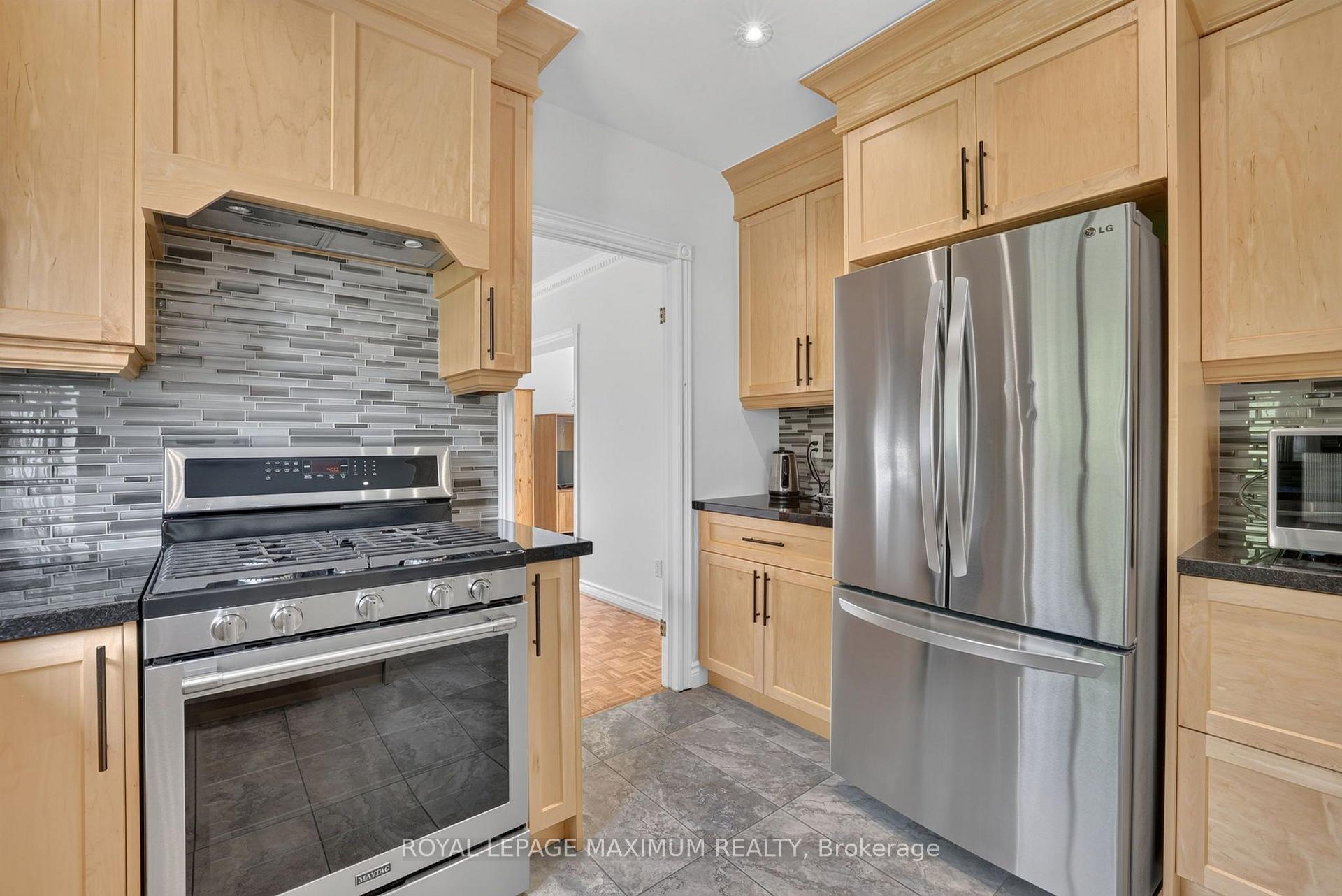 Photo 11 of 33 Whitburn Crescent, Vaughan, Maple — HOMEH
