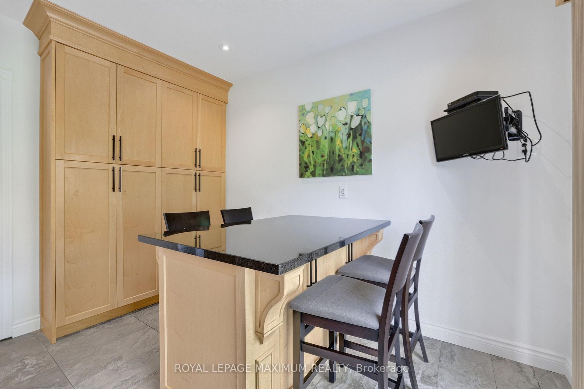 Photo 12 of 33 Whitburn Crescent, Vaughan, Maple — HOMEH