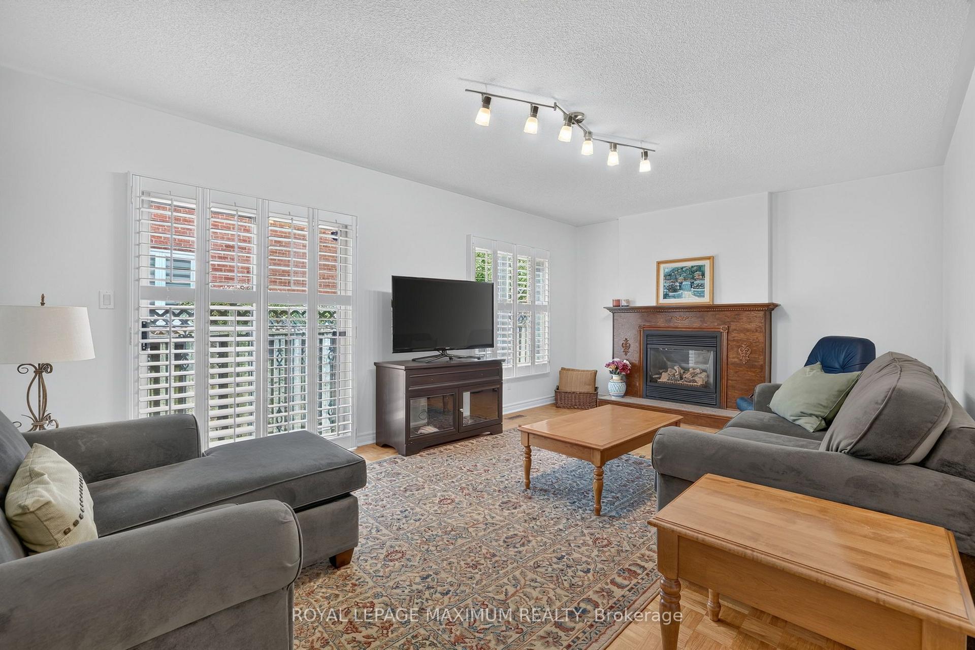 Photo 14 of 33 Whitburn Crescent, Vaughan, Maple — HOMEH
