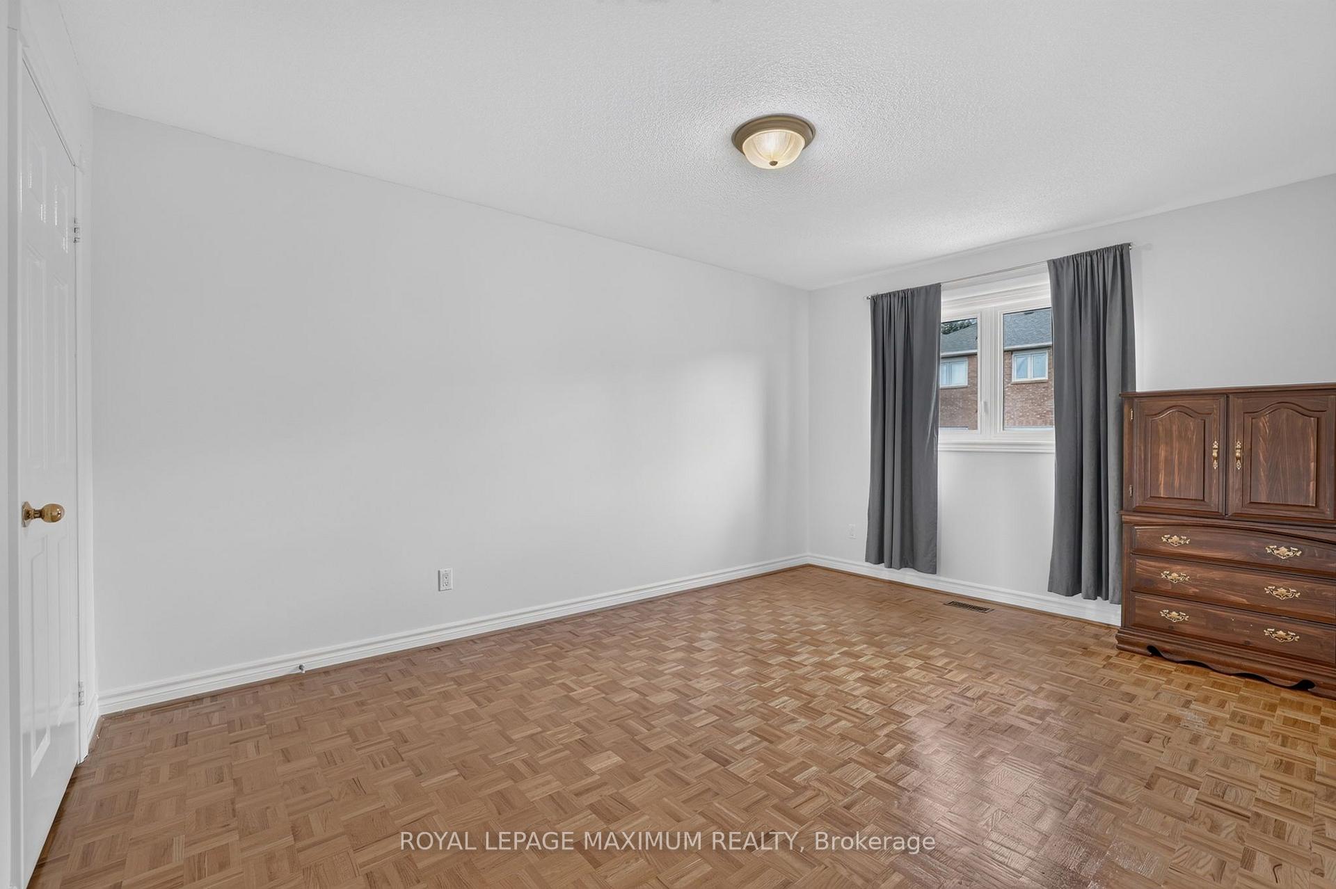 Photo 24 of 33 Whitburn Crescent, Vaughan, Maple — HOMEH