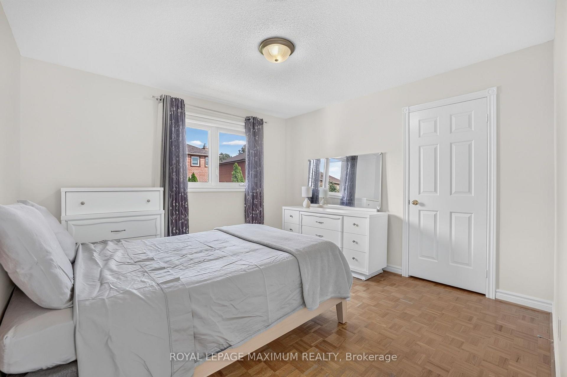 Photo 25 of 33 Whitburn Crescent, Vaughan, Maple — HOMEH
