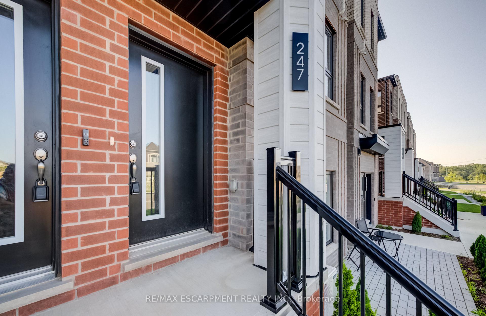 Photo 4 of 247 Burke Street, Hamilton, Waterdown — HOMEH
