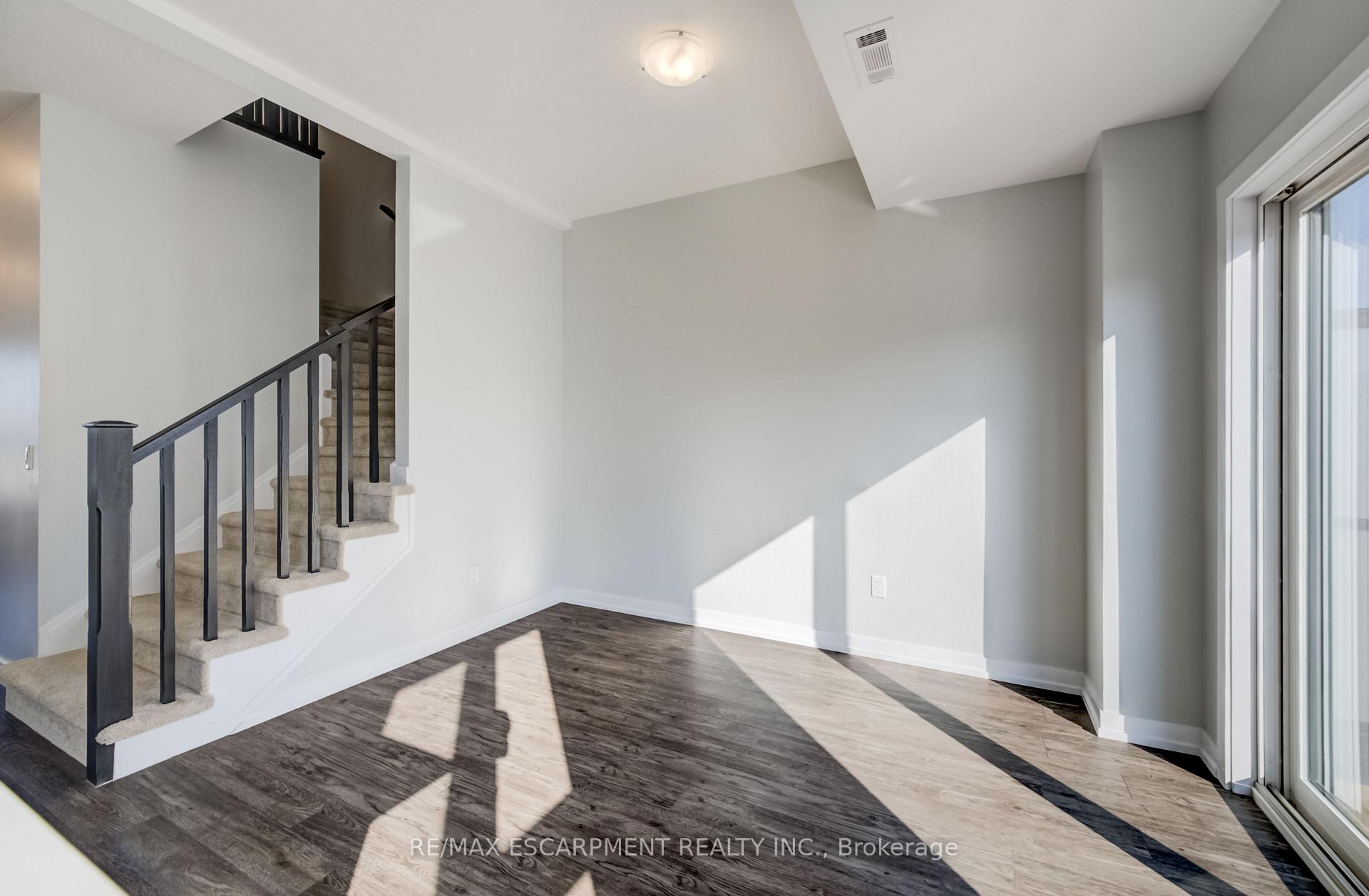 Photo 18 of 247 Burke Street, Hamilton, Waterdown — HOMEH