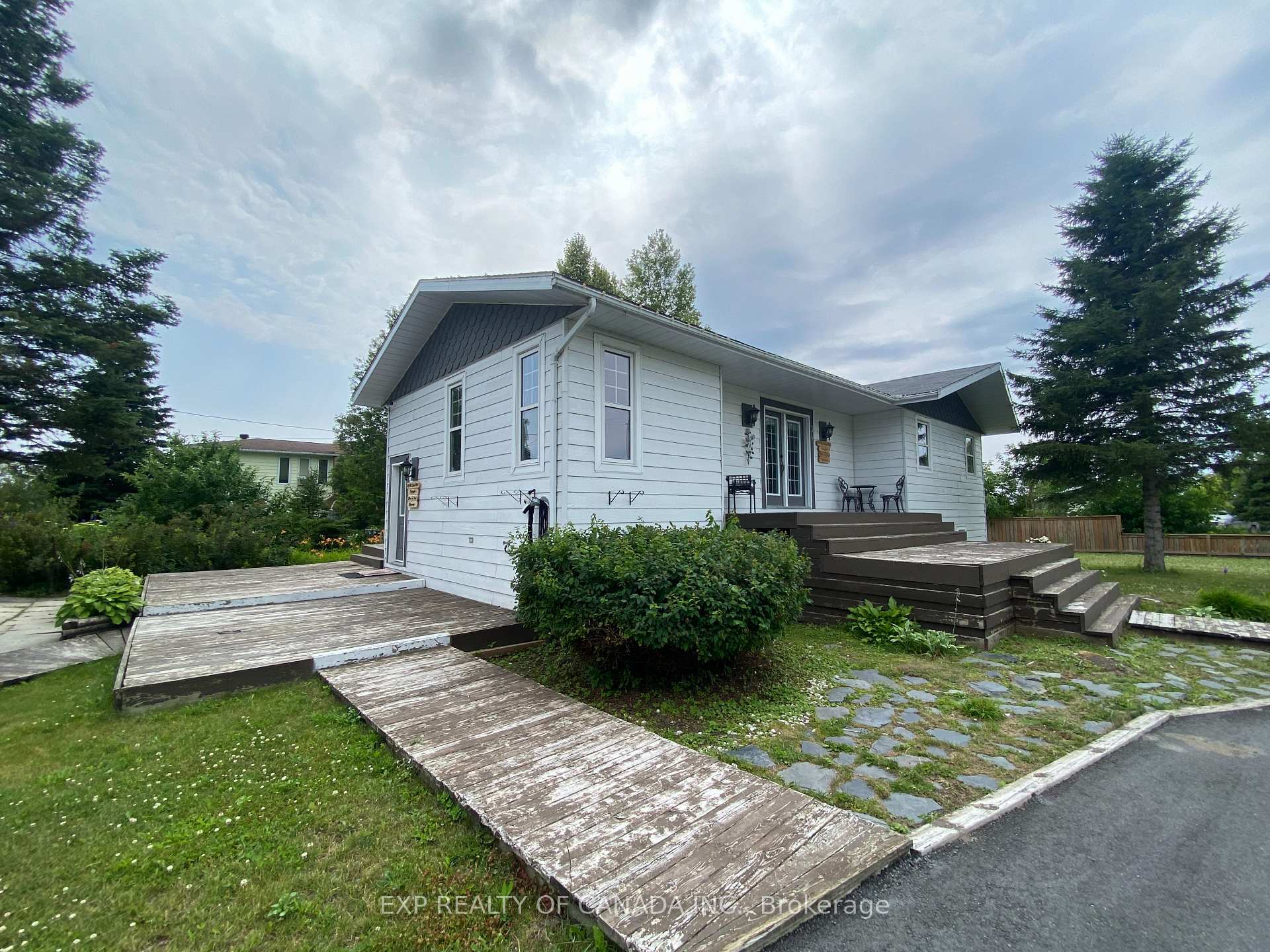 Photo 8 of 34 Seventh Street W, Cochrane — HOMEH