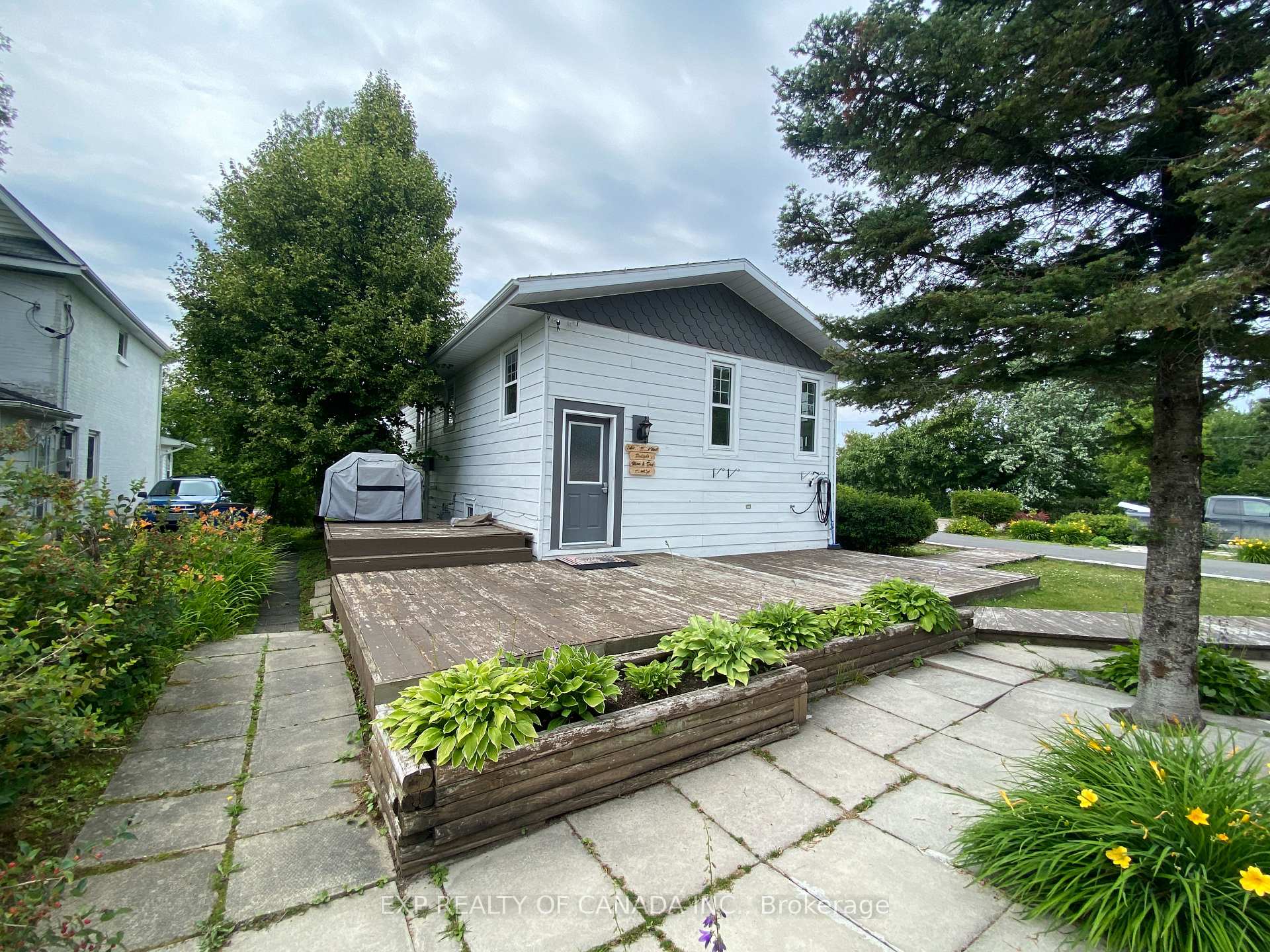 Photo 10 of 34 Seventh Street W, Cochrane — HOMEH