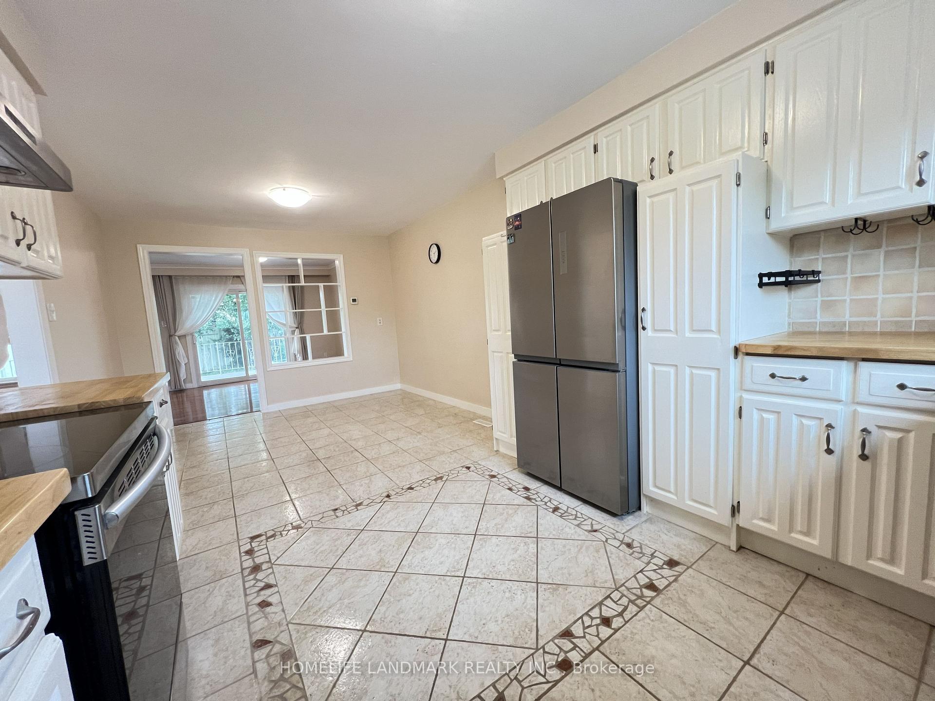Photo 23 of 29 Tillplain Road, North York, Bathurst Manor — HOMEH