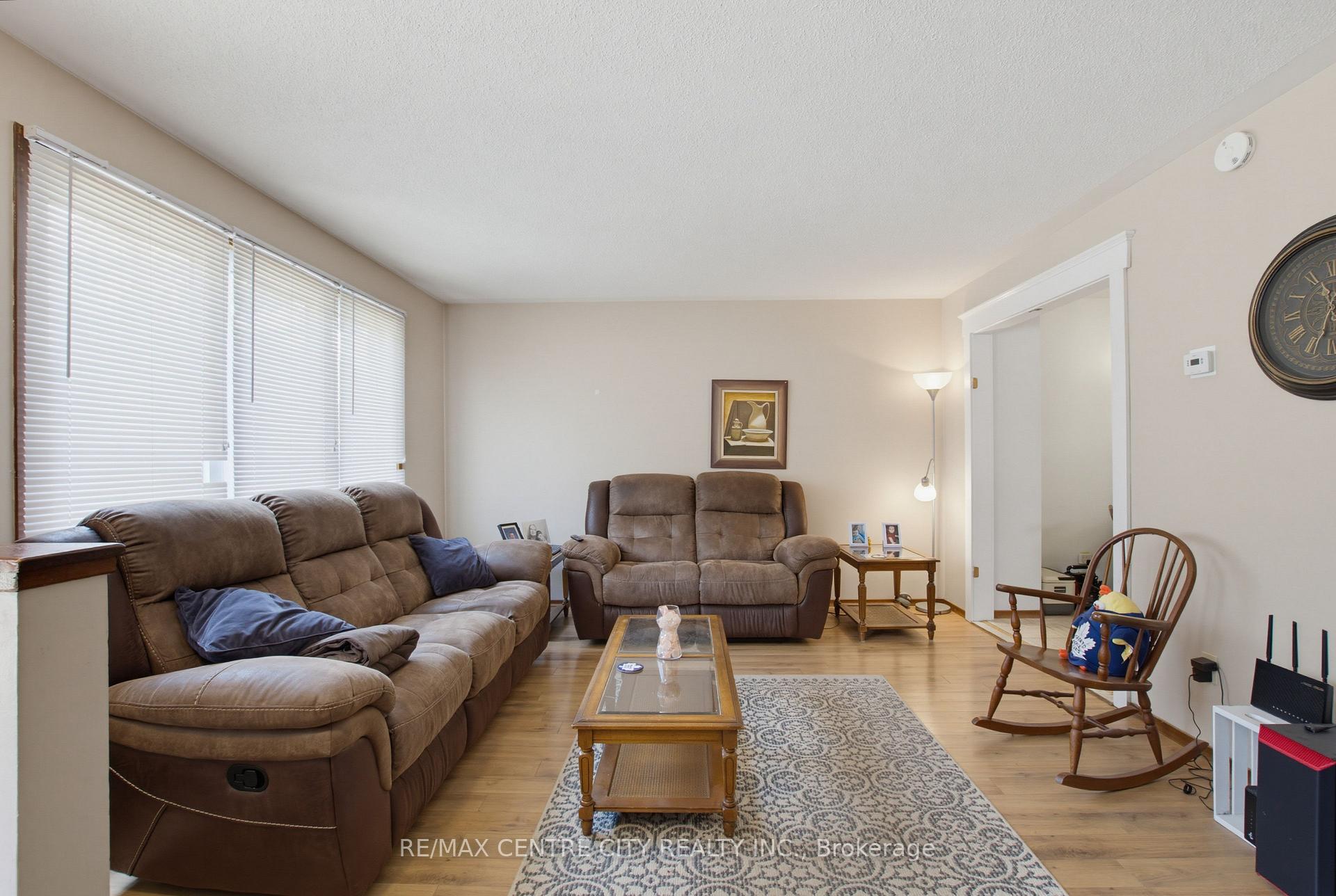 Photo 6 of 581 Deveron Crescent, London, South T — HOMEH
