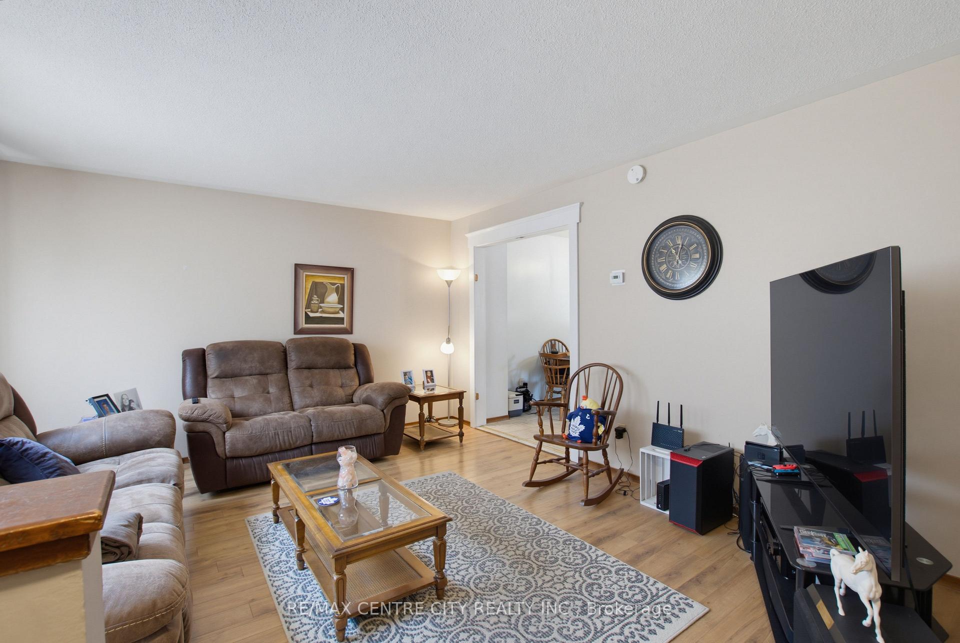 Photo 7 of 581 Deveron Crescent, London, South T — HOMEH