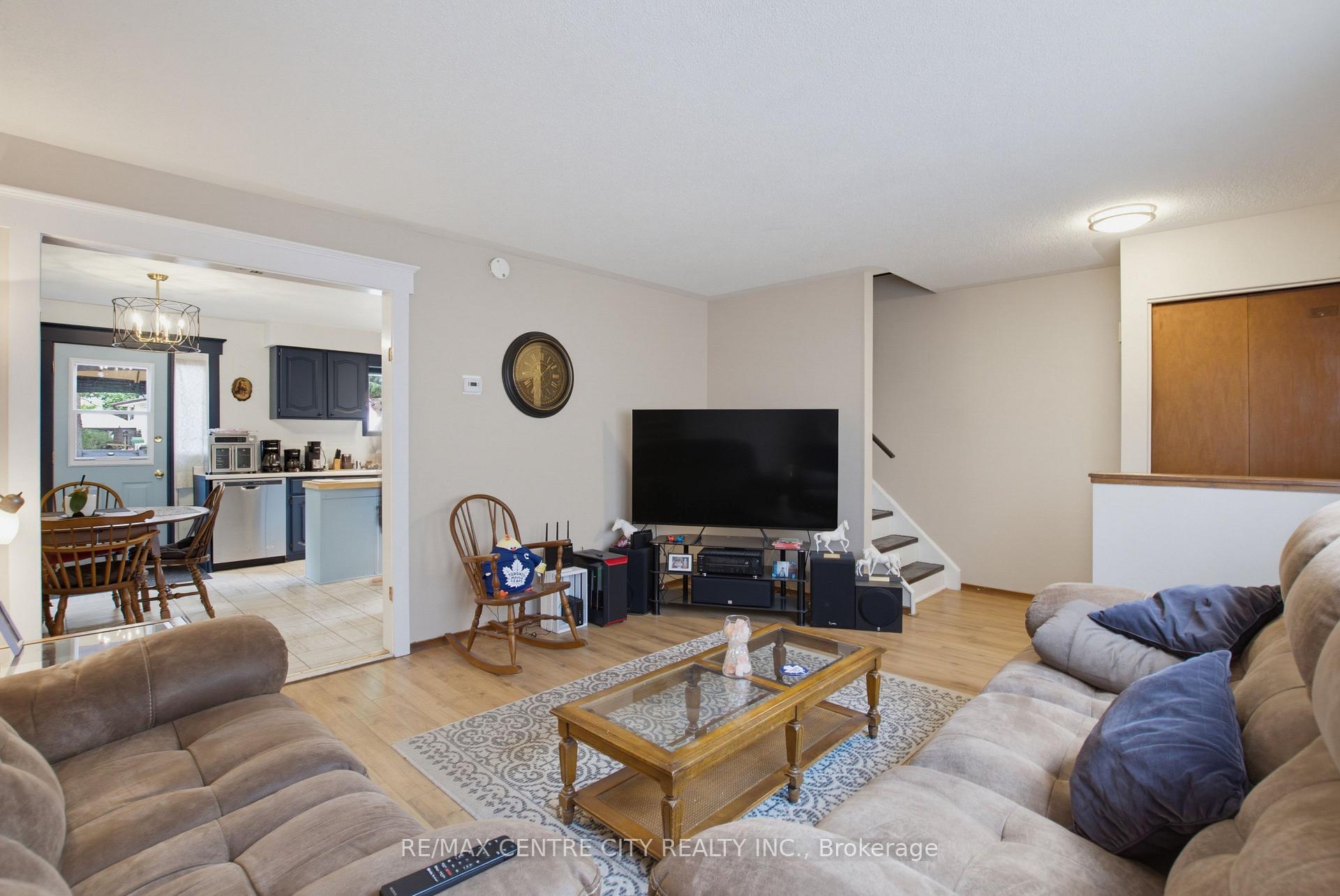 Photo 8 of 581 Deveron Crescent, London, South T — HOMEH