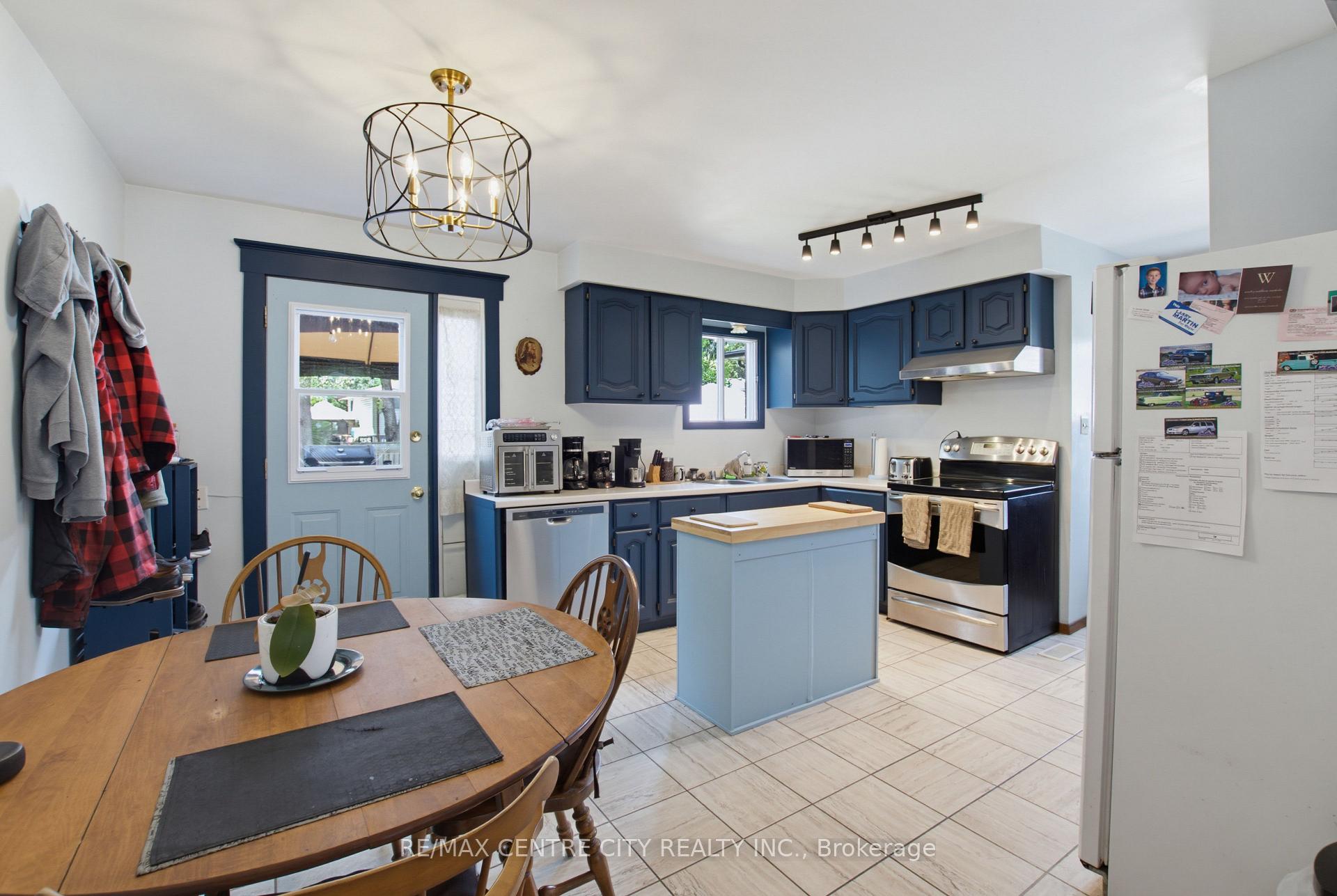 Photo 10 of 581 Deveron Crescent, London, South T — HOMEH