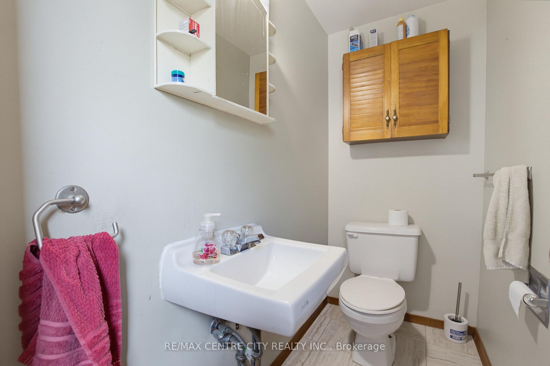 Photo 13 of 581 Deveron Crescent, London, South T — HOMEH