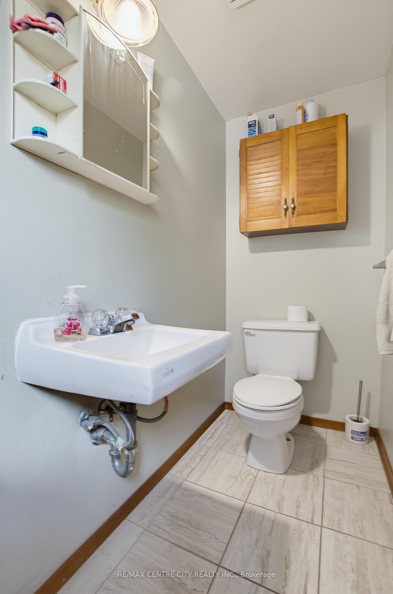 Photo 14 of 581 Deveron Crescent, London, South T — HOMEH
