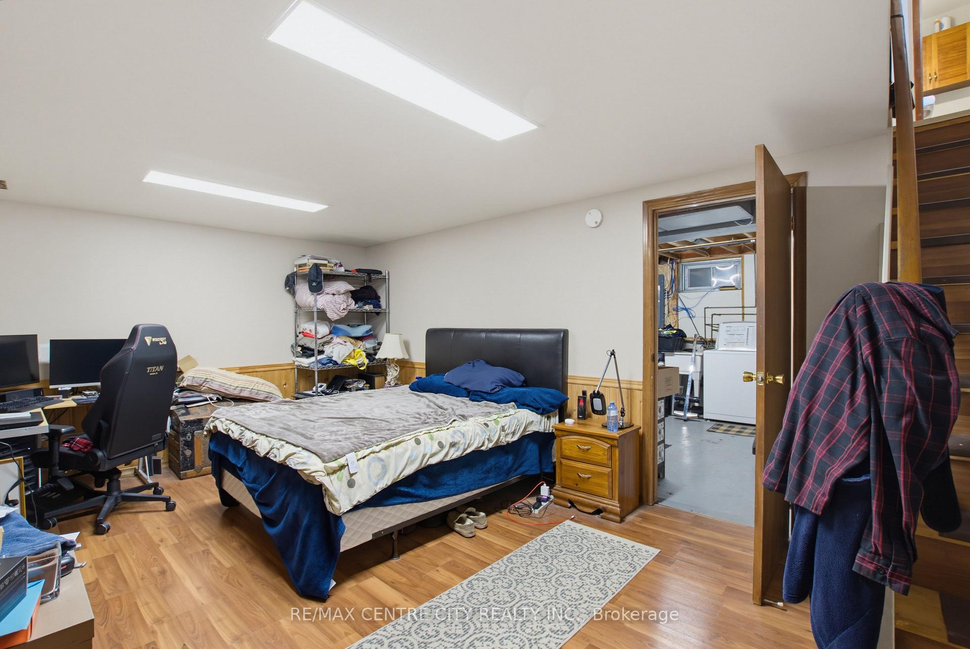 Photo 15 of 581 Deveron Crescent, London, South T — HOMEH