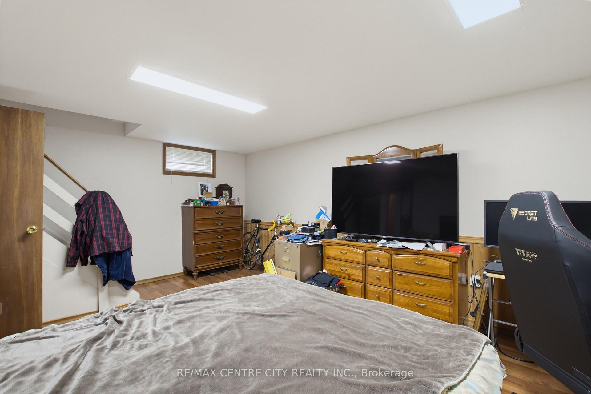 Photo 16 of 581 Deveron Crescent, London, South T — HOMEH